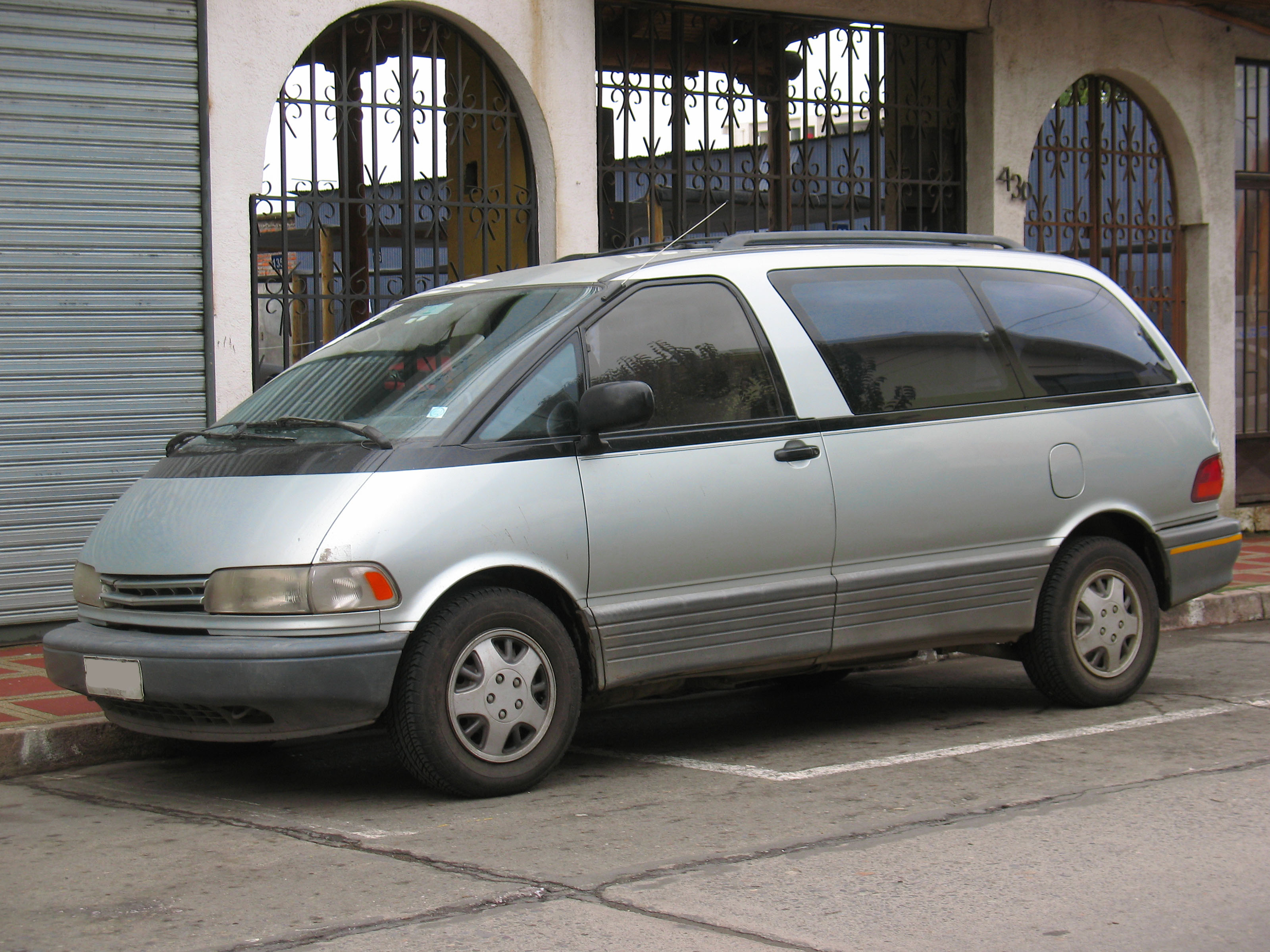 File:Toyota Previa 2.4 GL 1992 (15139320129).jpg - Wikimedia Commons