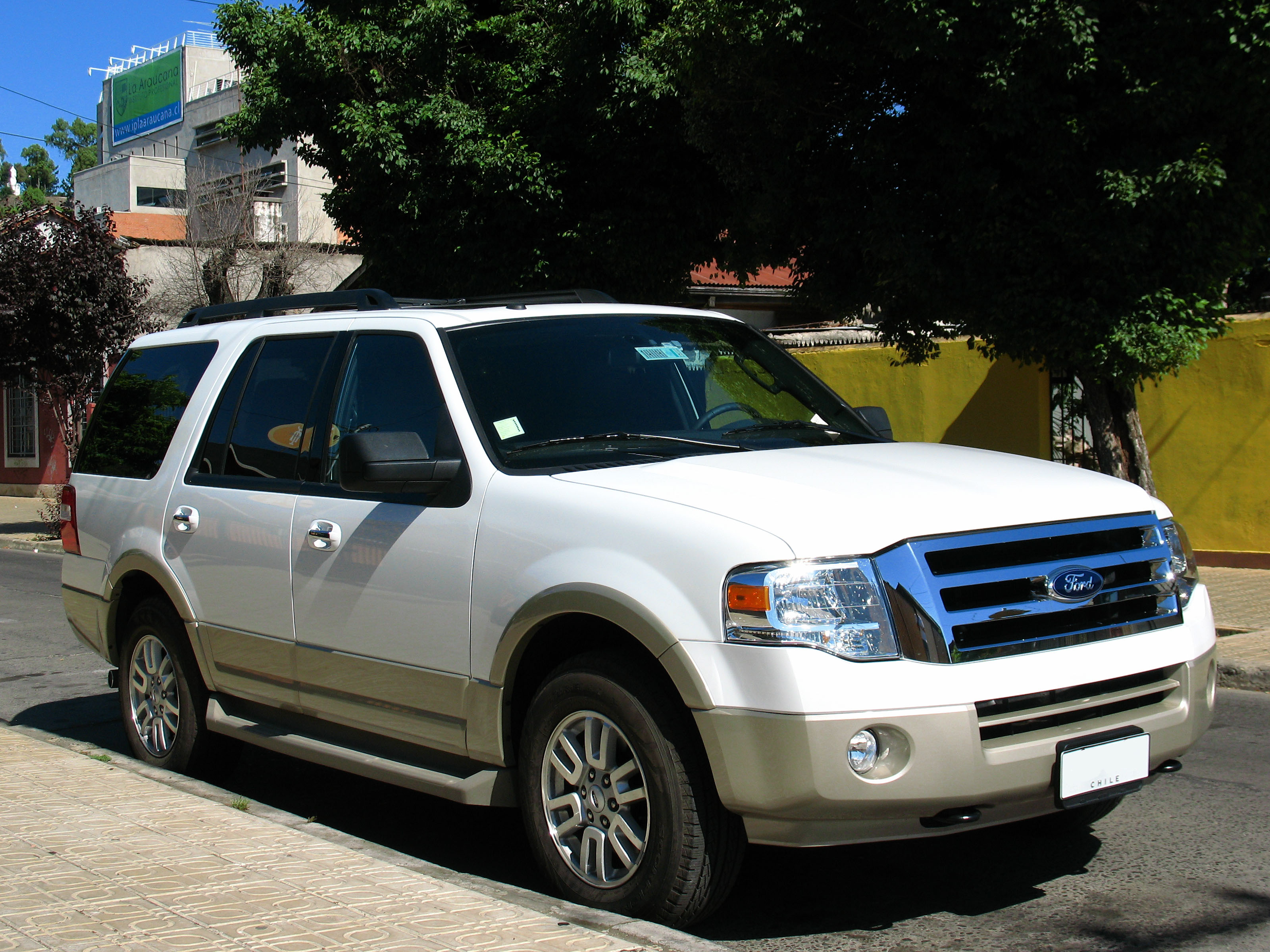 File:Ford Expedition Eddie Bauer 2010 (10318173735).jpg - Wikimedia Commons