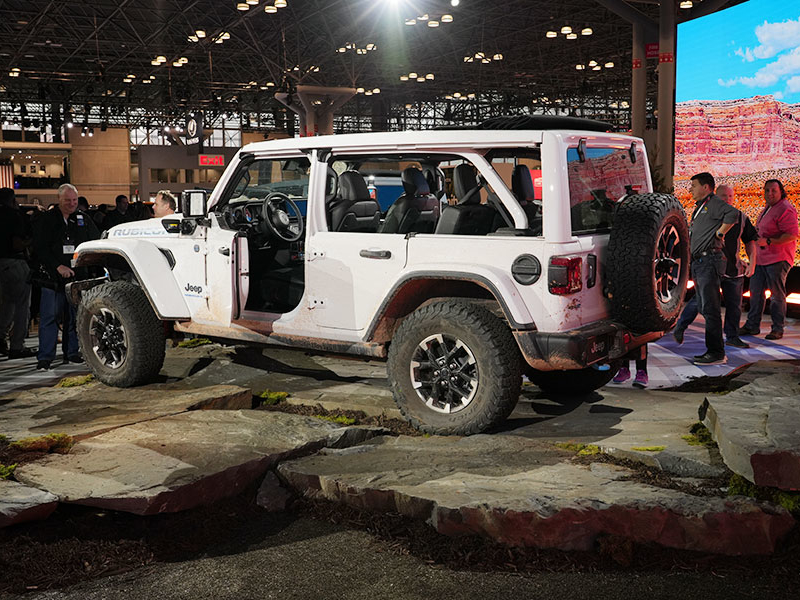 2024 Jeep Wrangler adds comfort, tech to fend off Ford Bronco | Automotive  News