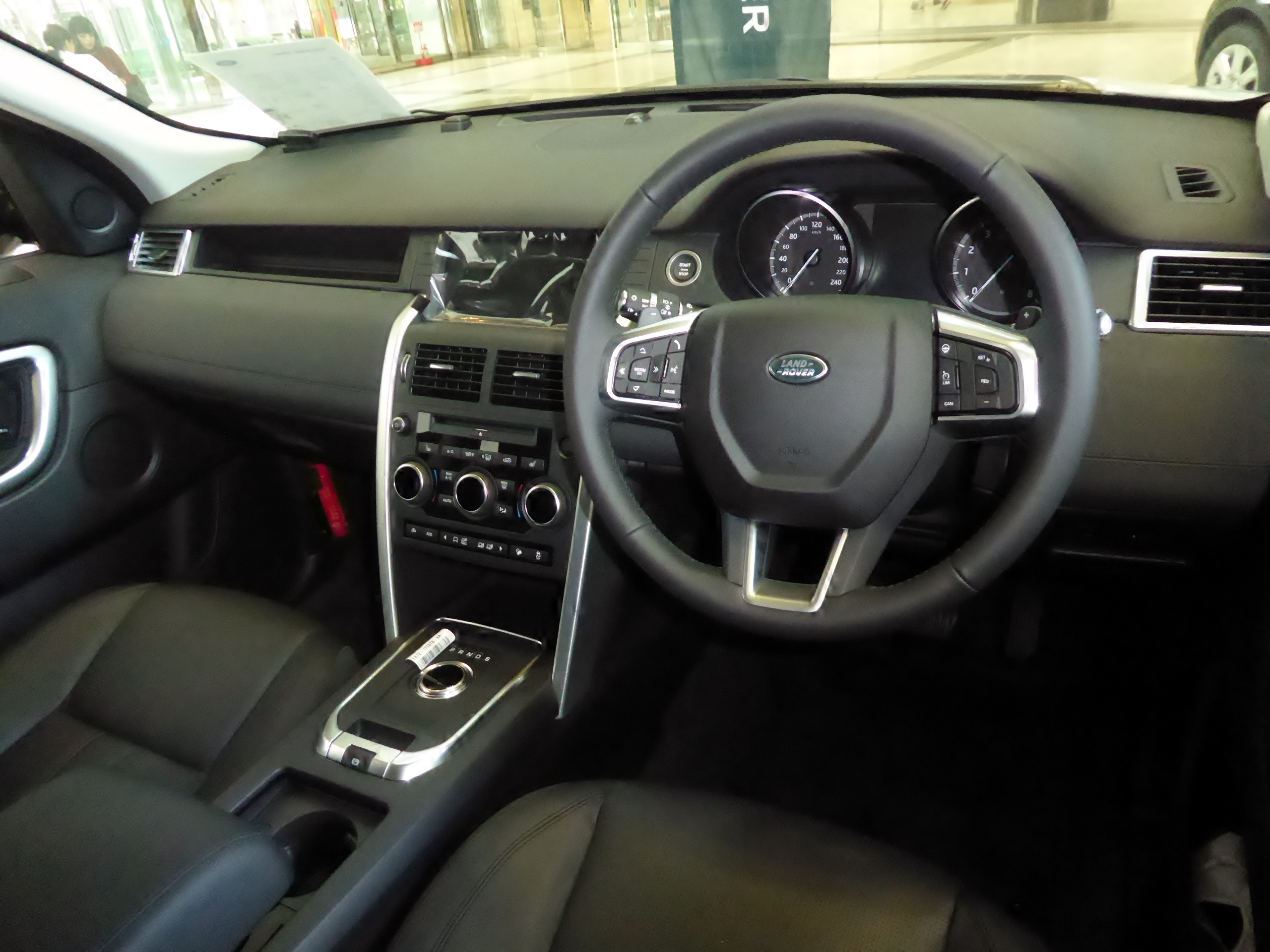 File:Land Rover DISCOVERY SPORT HSE (CBA-LC2A) interior.jpg - Wikimedia  Commons