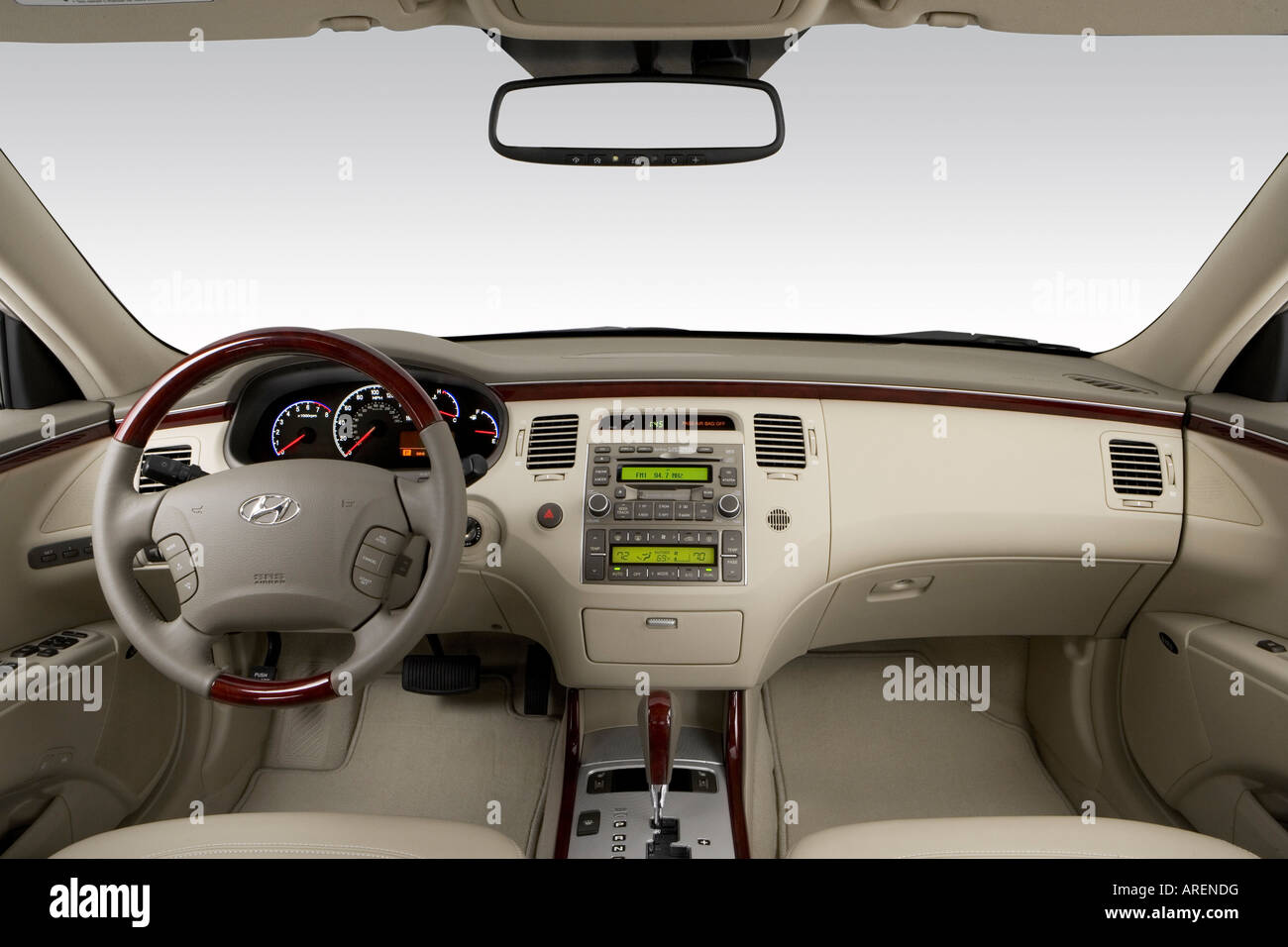 2006 Hyundai Azera Limited in Gold - Dashboard, center console, gear  shifter view Stock Photo - Alamy