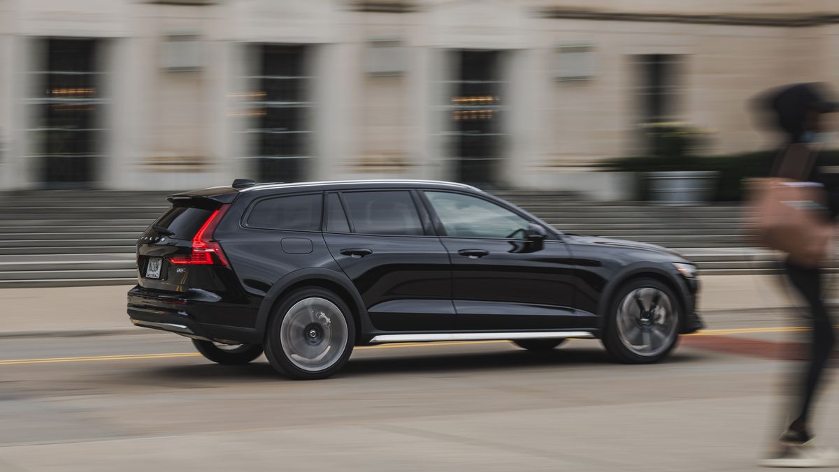 Tested: 2023 Volvo V60 Cross Country B5 Goes against the Crowd