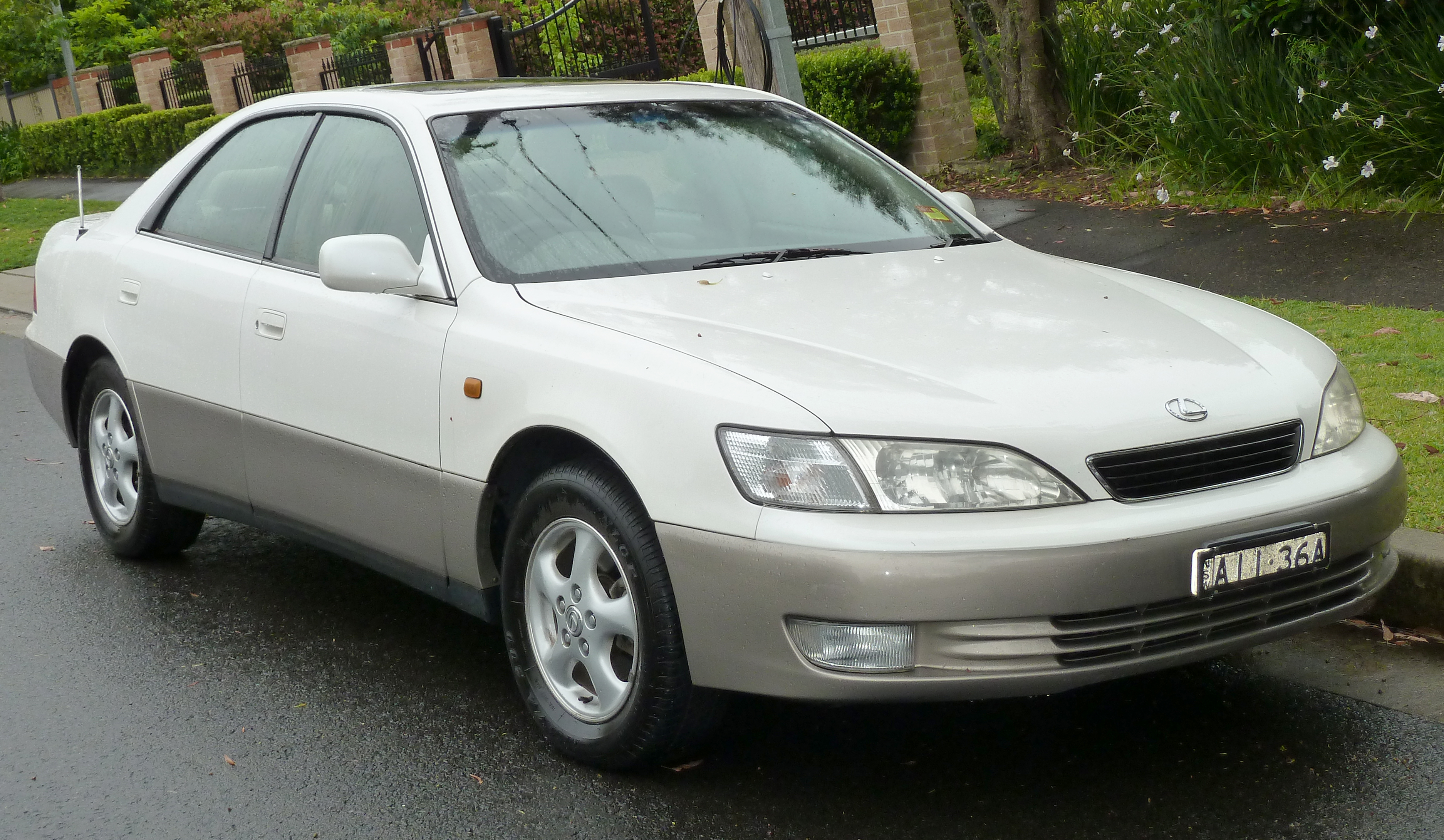 File:1996-1999 Lexus ES 300 (MCV20R) LXS sedan (2011-10-25) 01a.jpg -  Wikimedia Commons