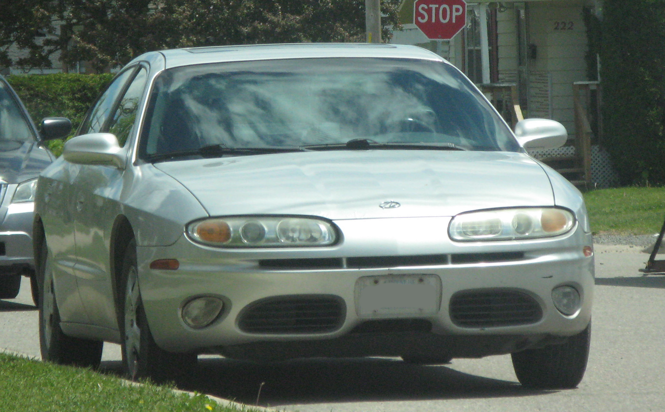 File:2002 Oldsmobile Aurora, Front Right, 06-13-2020.jpg - Wikimedia Commons