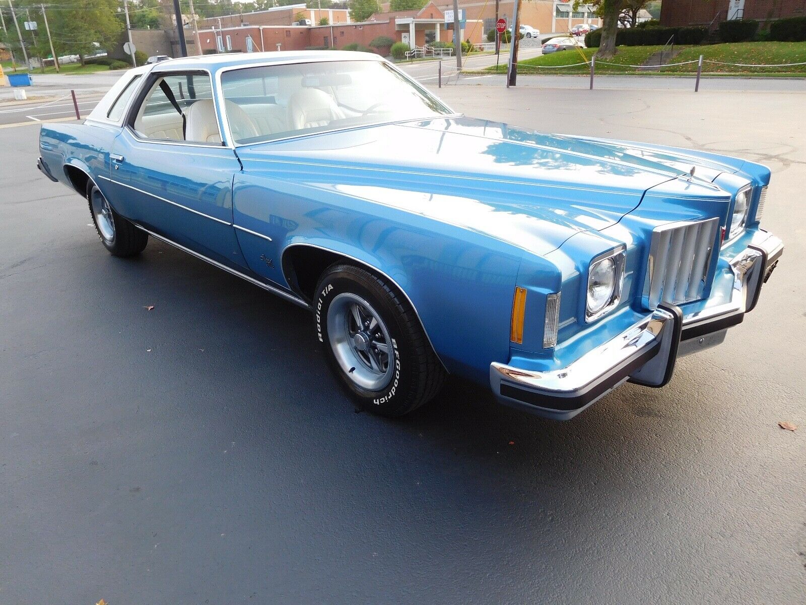 1975 Pontiac Grand Prix Looks Way Too Good After Spending 38 Years All  Abandoned - autoevolution