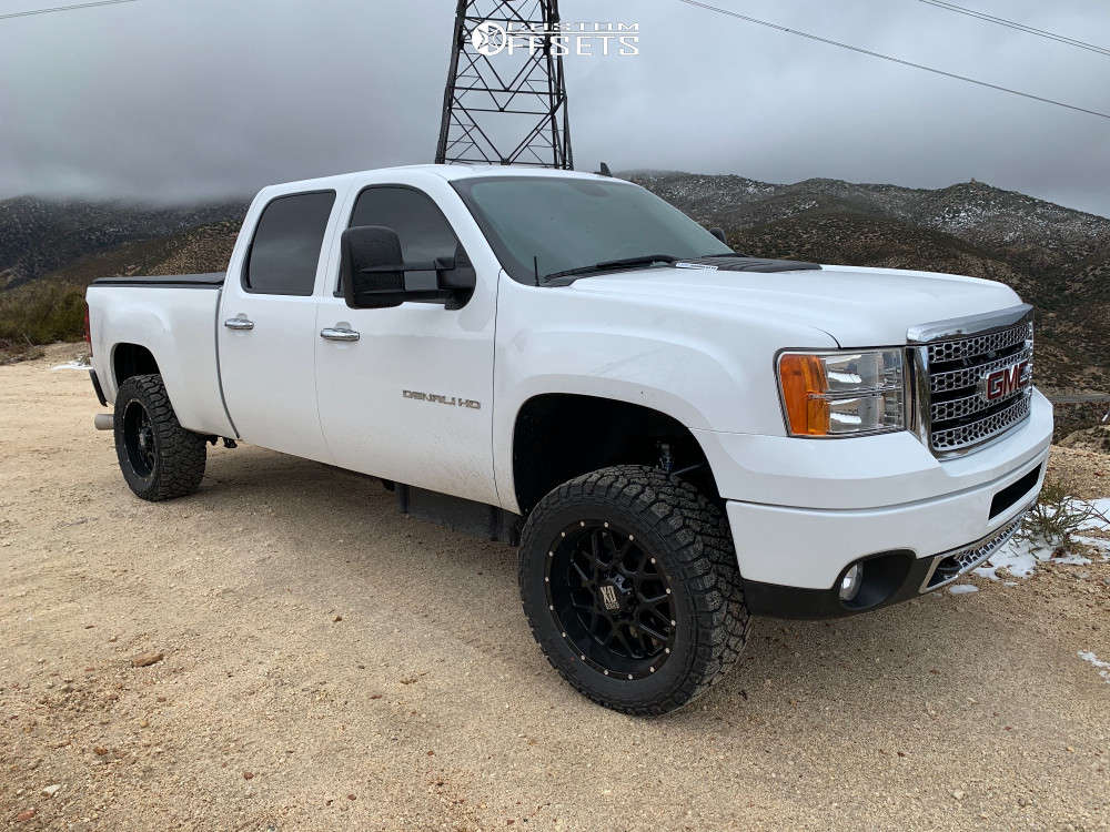 2012 GMC Sierra 2500 HD with 20x9 XD Grenade and 33/12.5R20 Kenda Klever Rt  and Leveling Kit | Custom Offsets