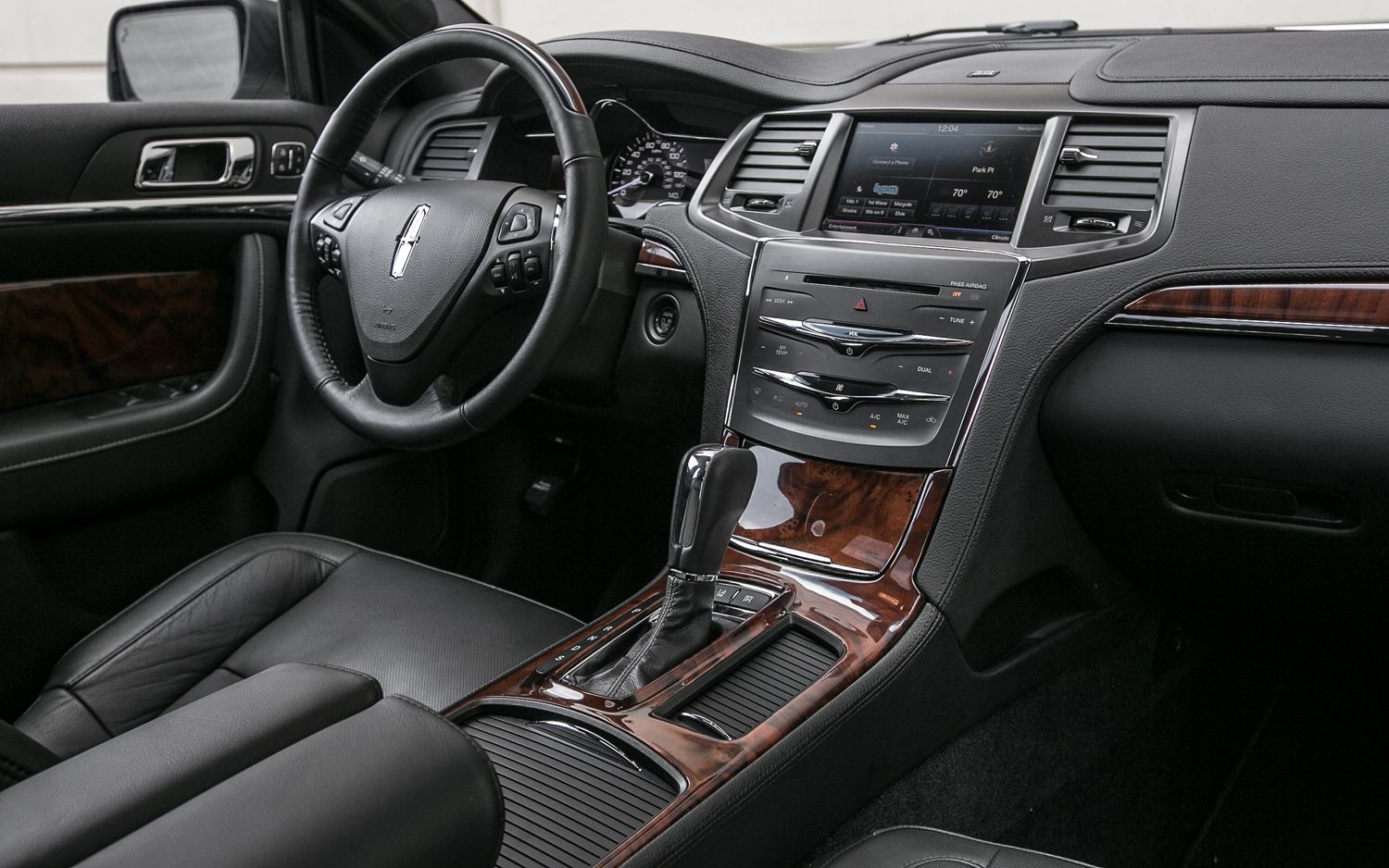Interior and dashboard of the 2013 MKS. | Lincoln mkx, Lincoln mks, New cars