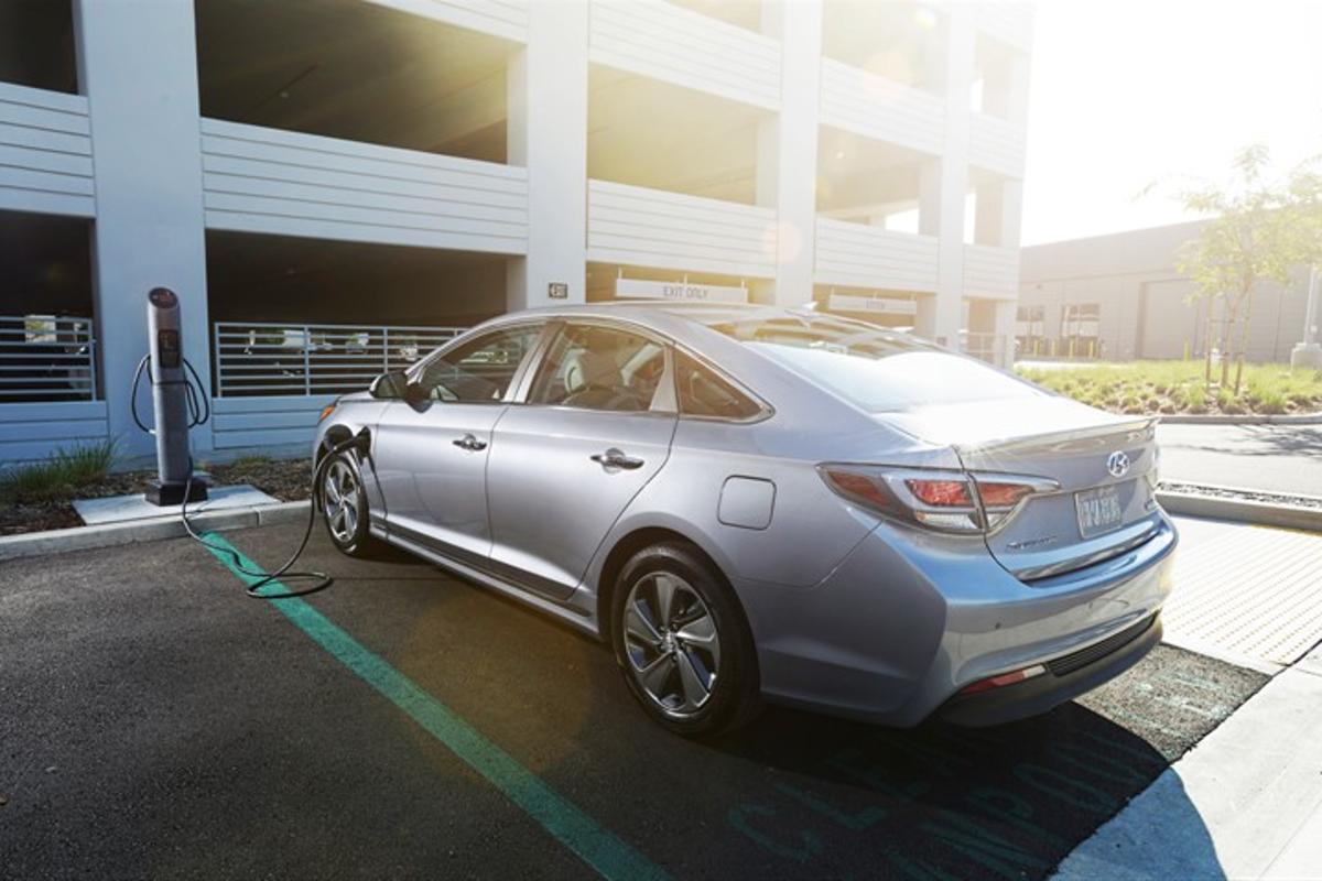 2016 Hyundai Sonata plug-in hybrid makes 22 miles on zero gas