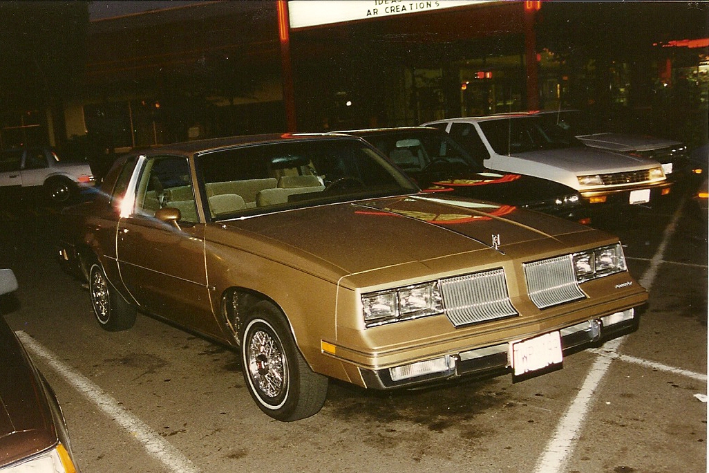 File:Oldsmobile Cutlass Supreme gold.jpg - Wikimedia Commons