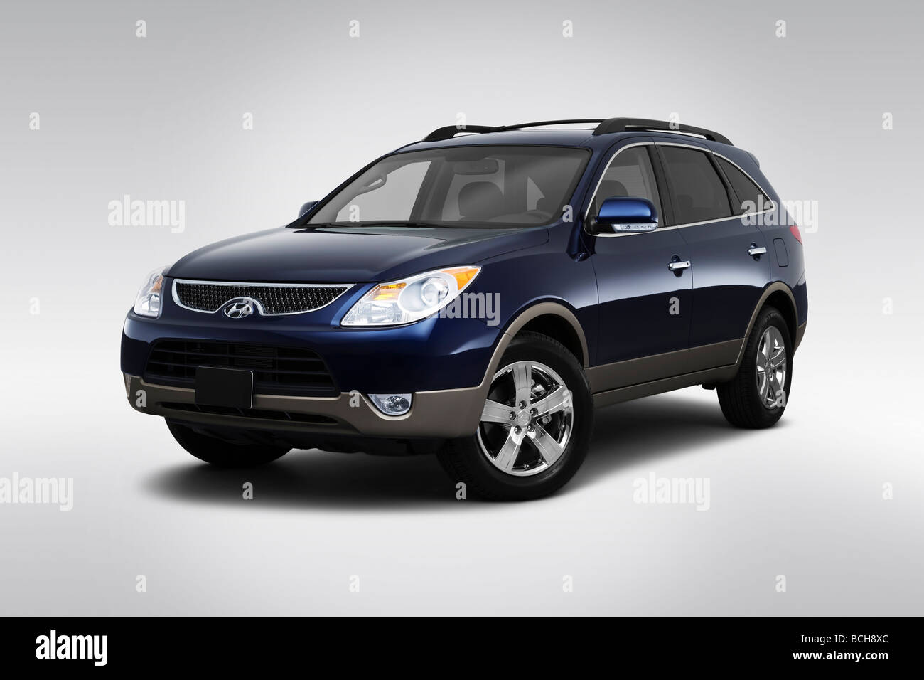 2009 Hyundai Veracruz Limited in Blue - Front angle view Stock Photo - Alamy