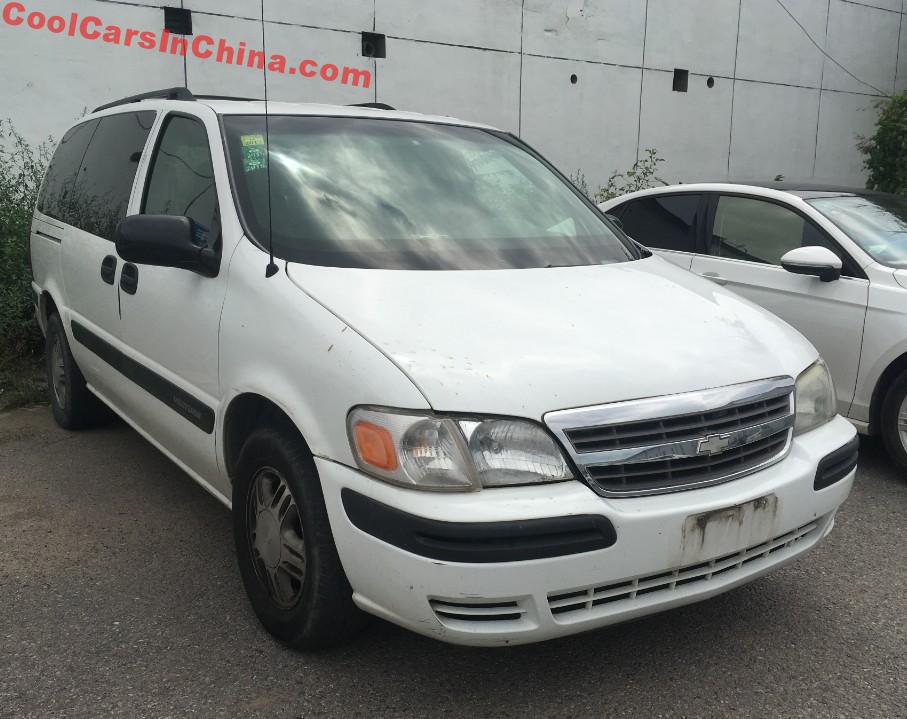 The Chevrolet Venture Is A White Minivan In China - CoolCarsInChina.com