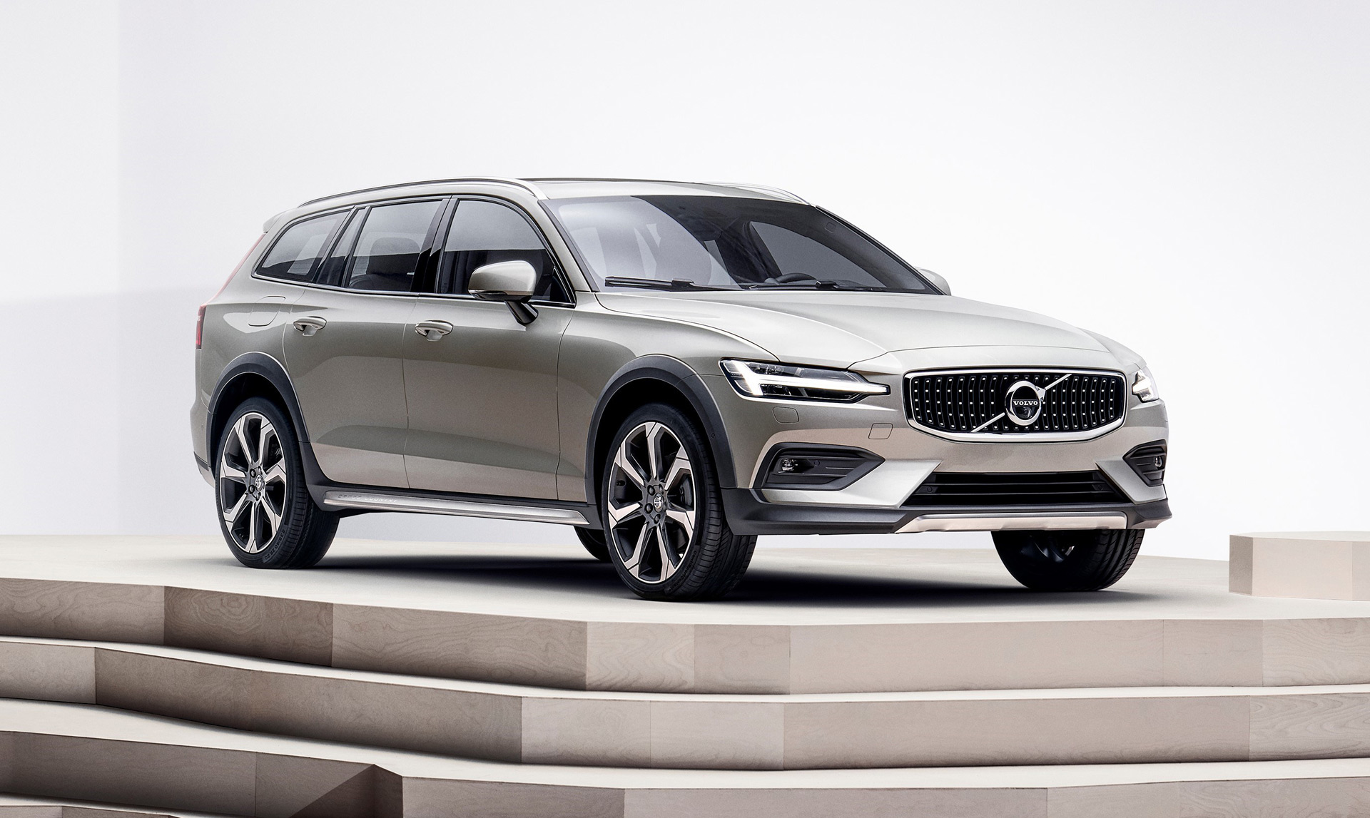 2019 Volvo V60 Cross Country first look: Sultry Swede on stilts