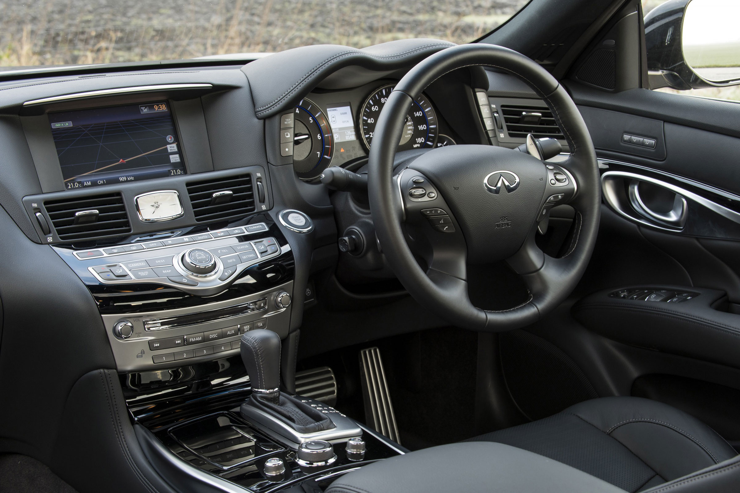 Infiniti Q70 Hybrid interior & comfort | DrivingElectric