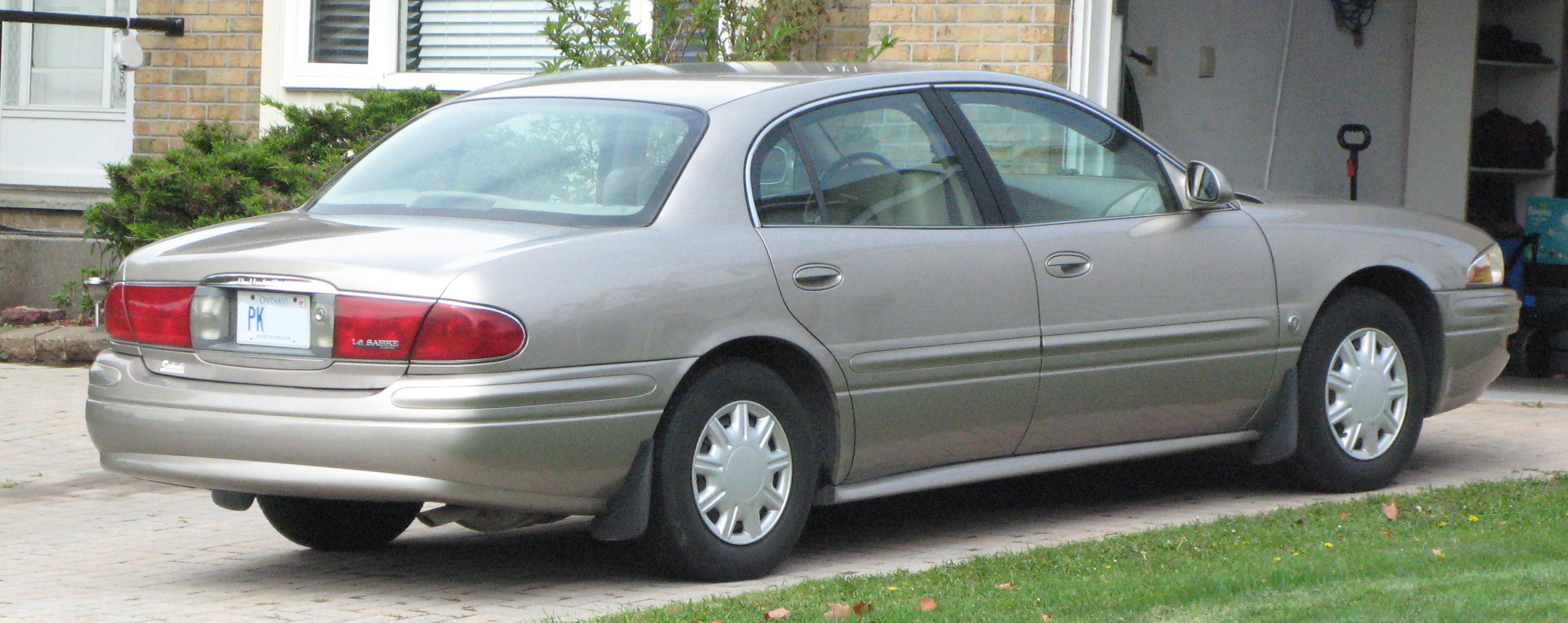 File:2004 Buick LeSabre Custom, Rear Right, 09-25-2020.jpg - Wikimedia  Commons