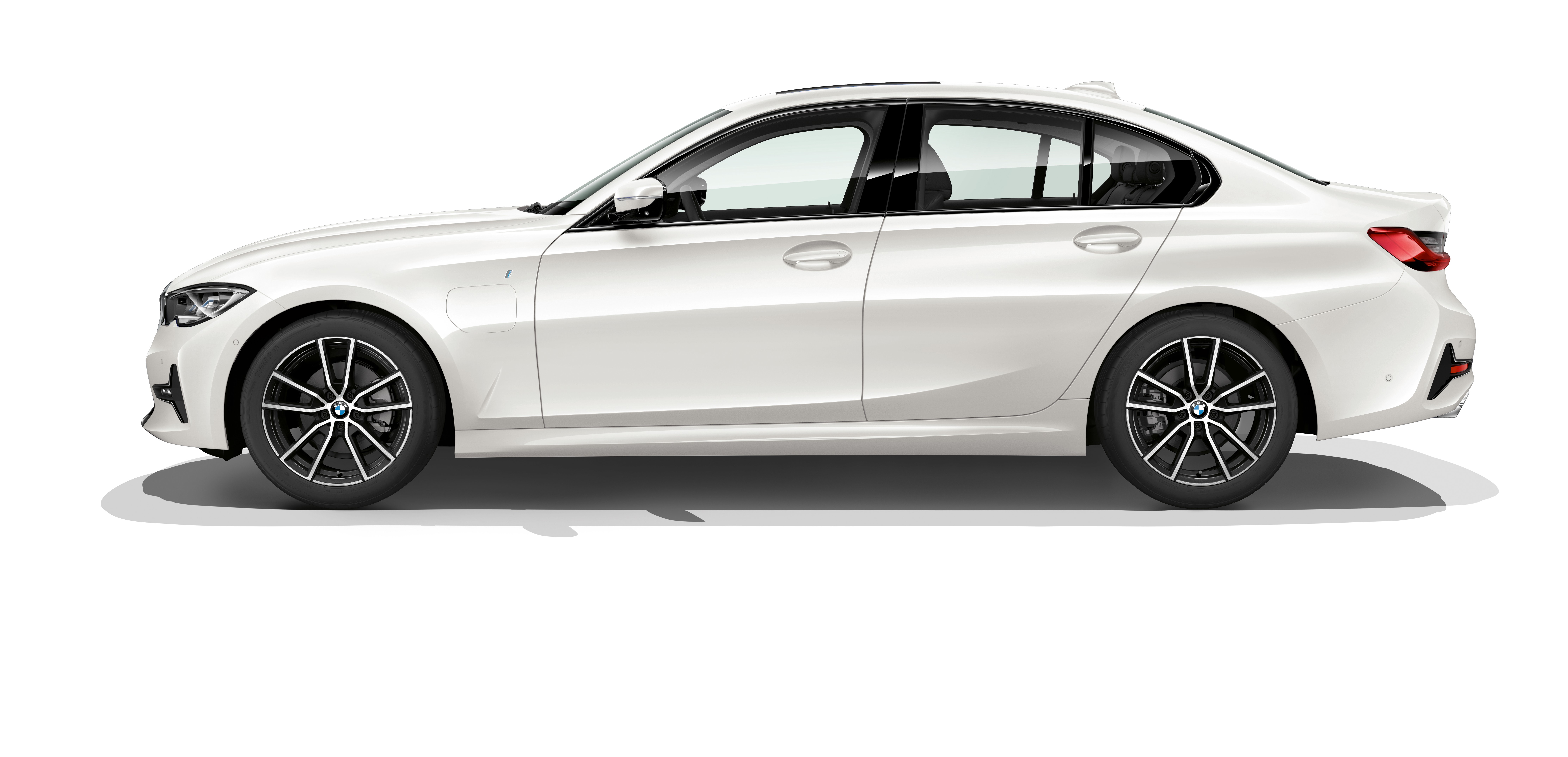 2021 BMW 330e PHEV Adds Range, Performance, Sophistication | WardsAuto