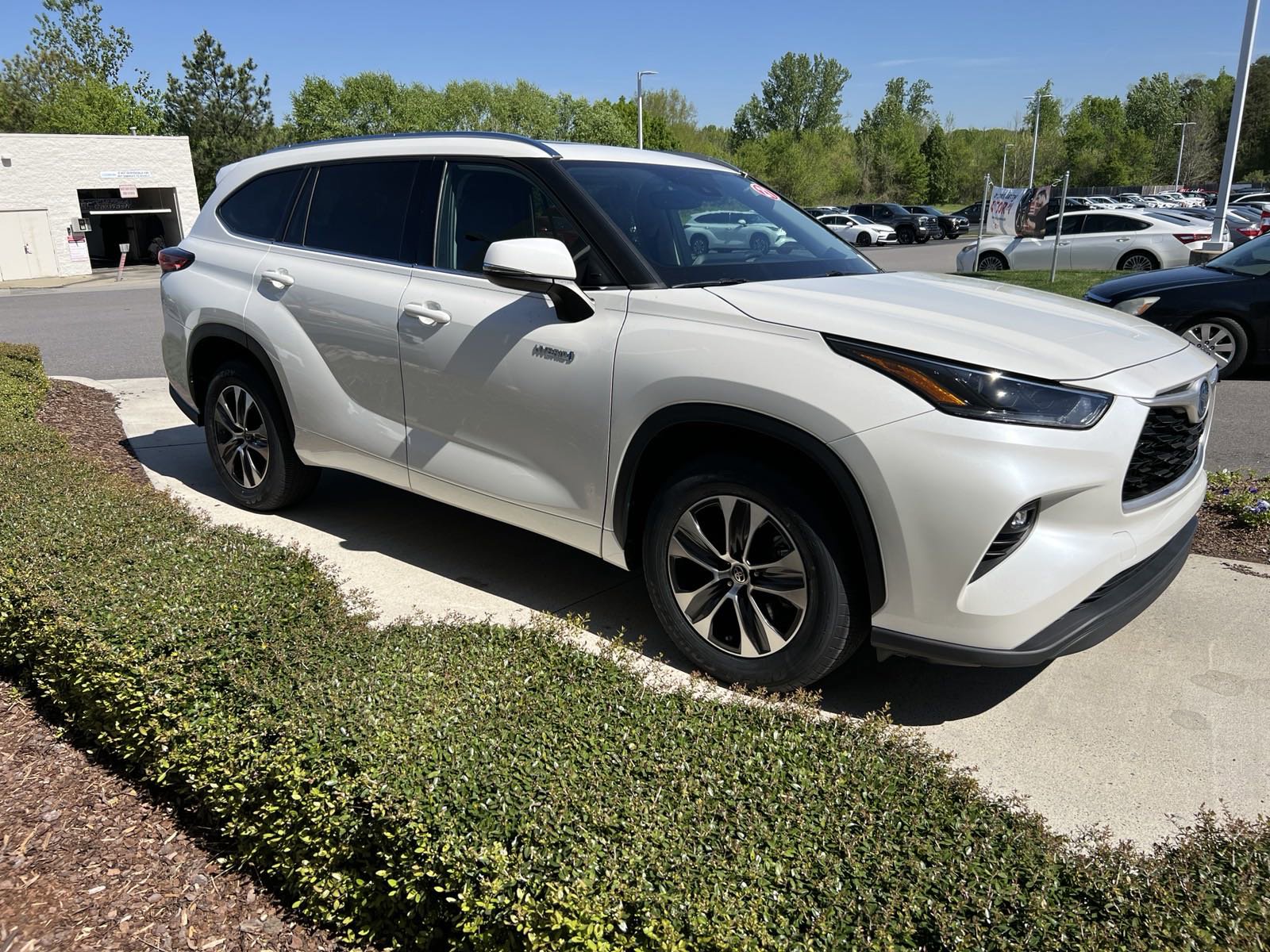 Certified Pre-Owned 2021 Toyota Highlander Hybrid XLE SUV in Cary #PS12237  | Hendrick Dodge Cary