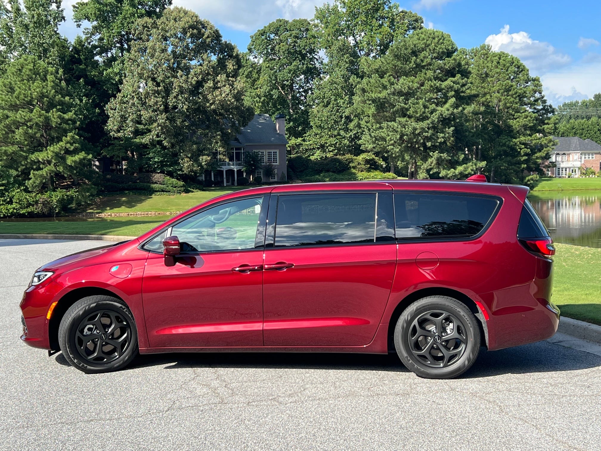 Auto NSider | 2022 Chrysler Pacifica Hybrid Limited