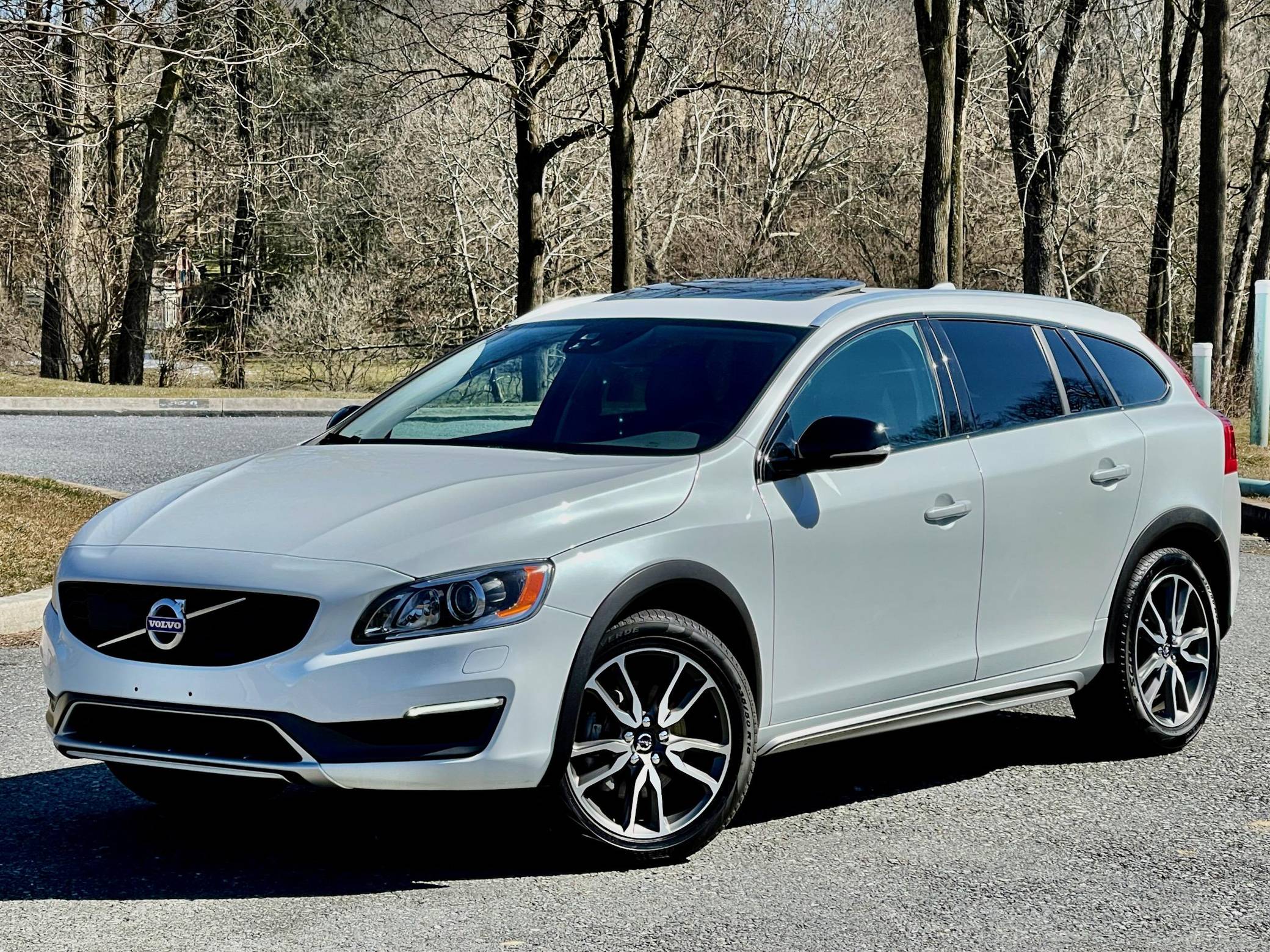 2016 Volvo V60 Cross Country T5 AWD auction - Cars & Bids
