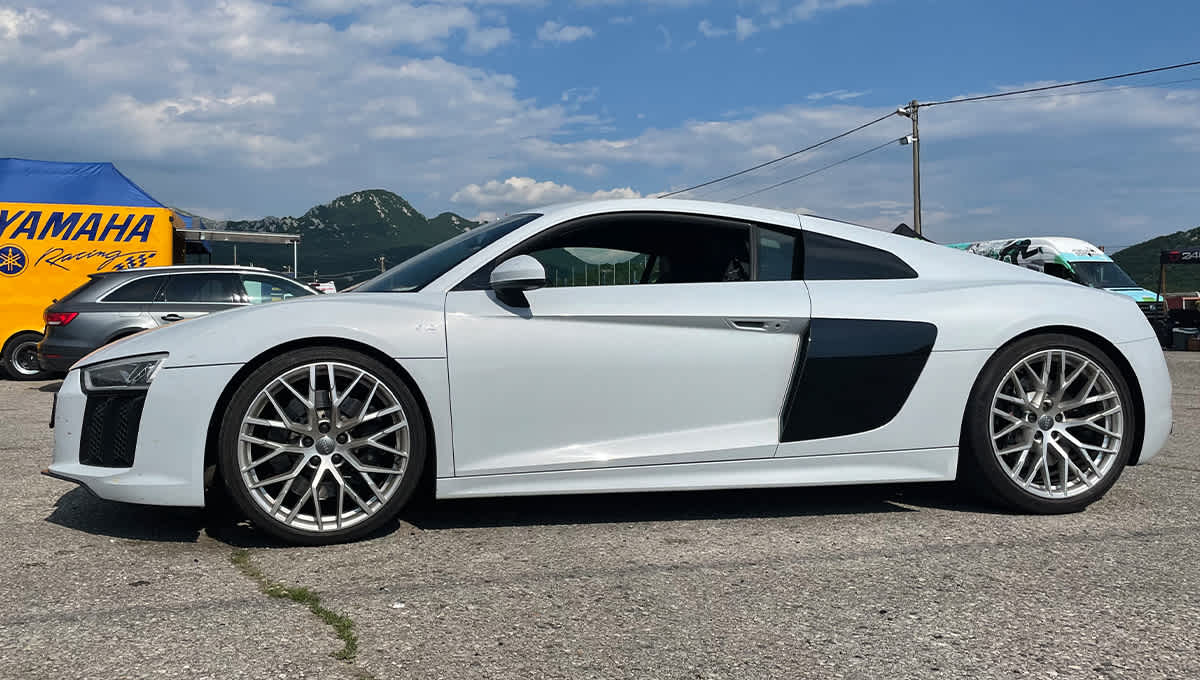Audi R8 V10 - German supercar for the ultimate road driving