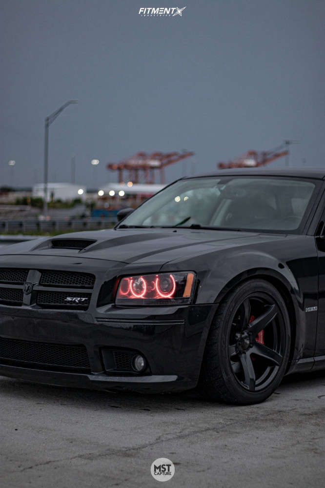 2008 Dodge Magnum SRT8 with 20x9.5 Voxx Replicas Hellcat 2 and Nitto 275x45  on Coilovers | 1492062 | Fitment Industries