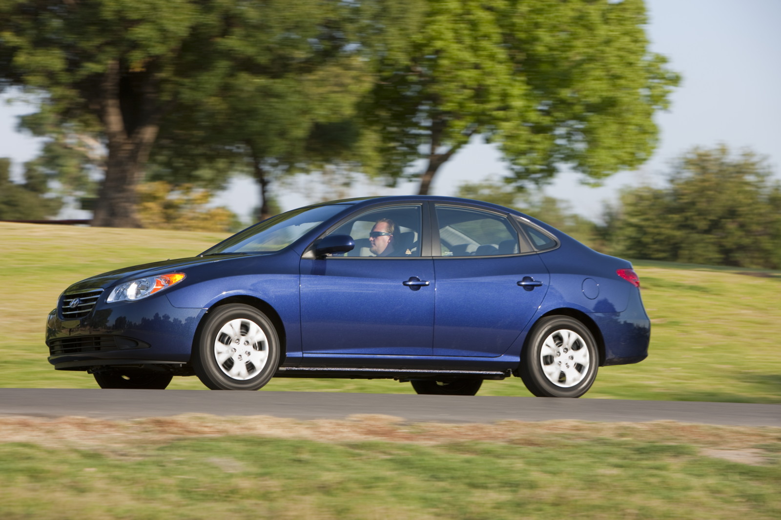 2010 Hyundai Elantra: It Isn't Easy Being Green, But Blue Has Potential