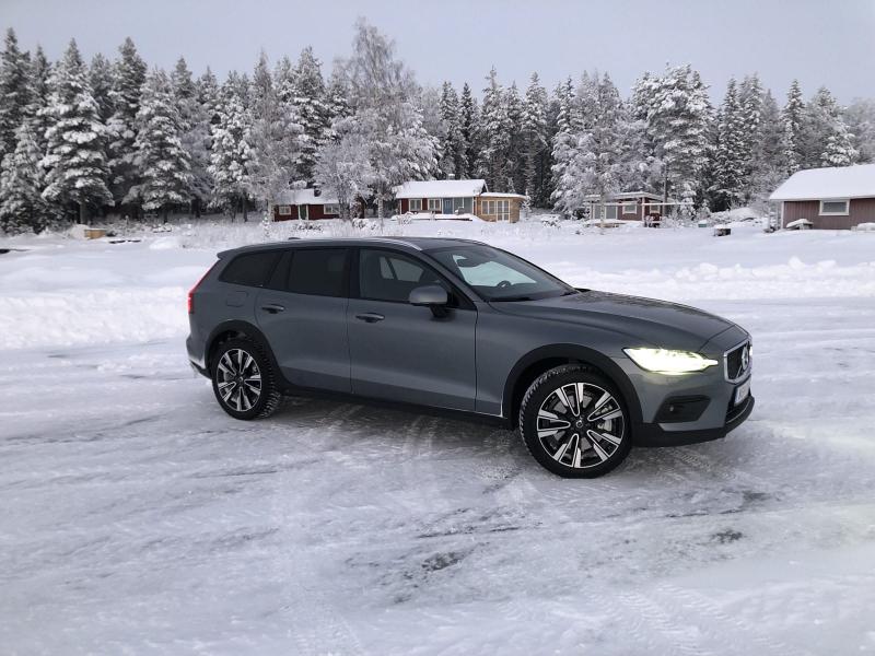 Should You Buy a 2019 Volvo V60 Cross Country? - Motor Illustrated