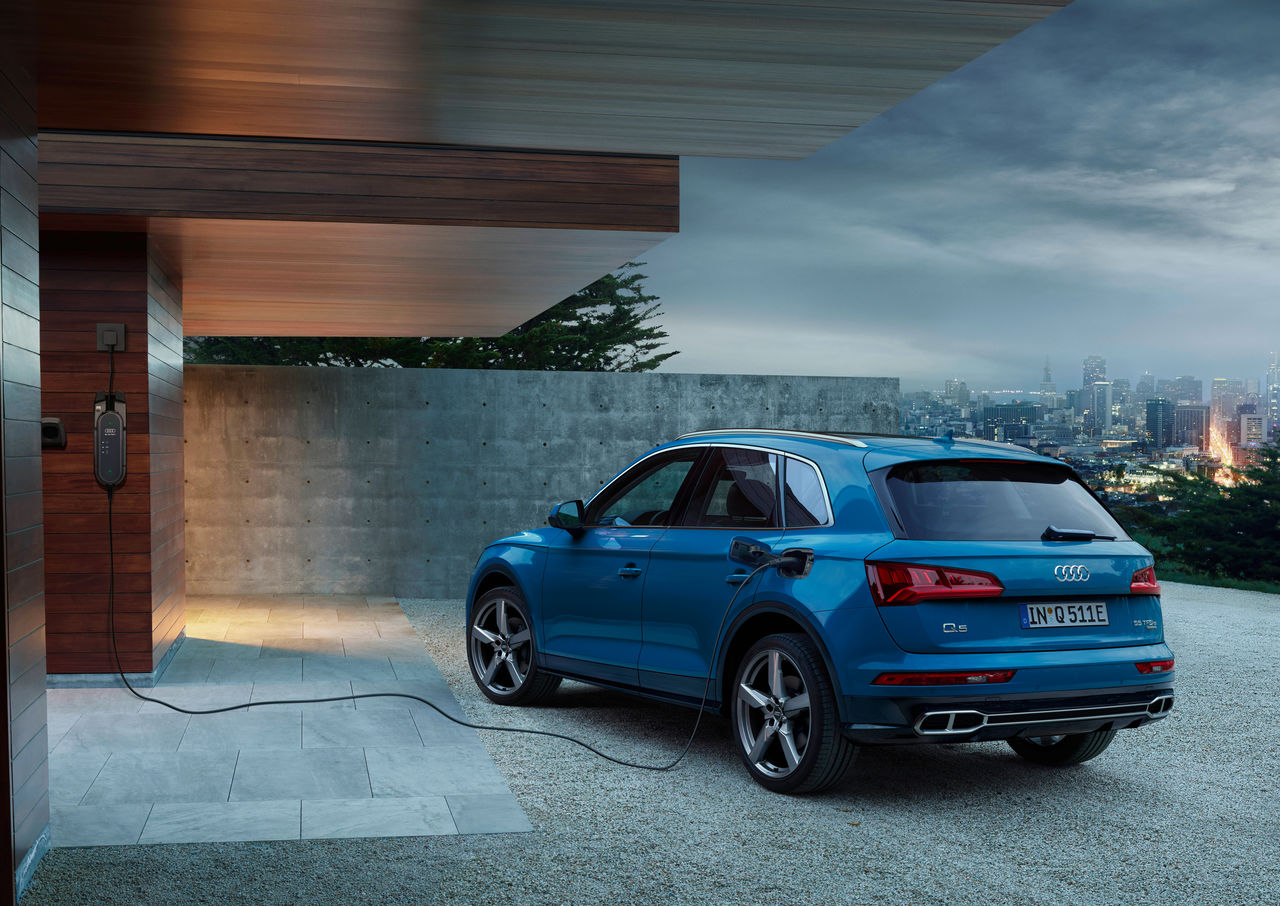 Sporty and efficient with plug-in hybrid drive: the Audi Q5 55 TFSI e  quattro | Audi MediaCenter