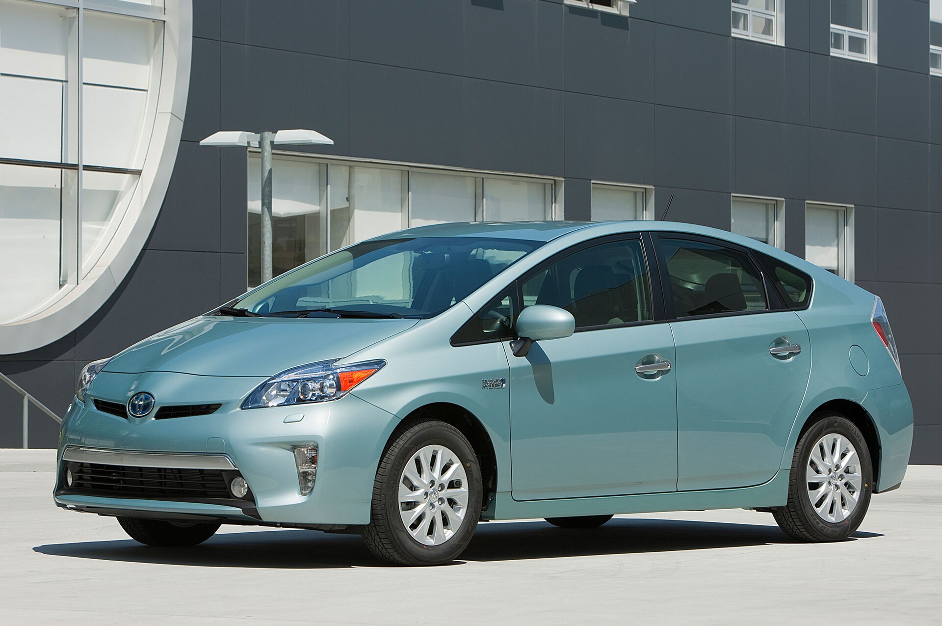 2014 Toyota Prius Plug-in Receives $2000 Price Cut