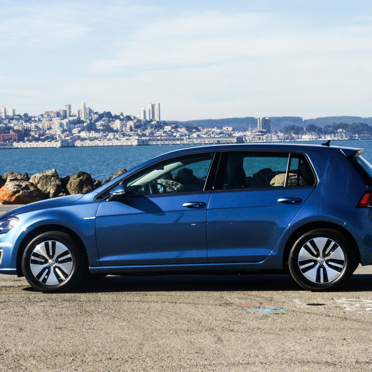 2015 Volkswagen e-Golf review: e-Golf expands VW's hatchback range into  electrics - CNET
