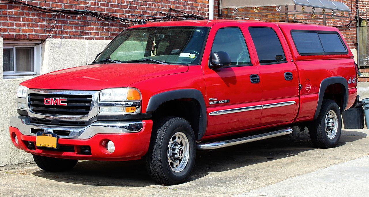 File:2005 GMC Sierra 2500 HD SLE Crew Cab with Duramax Diesel engine (6.6L)  and topper added, front 3.27.19.jpg - Wikimedia Commons