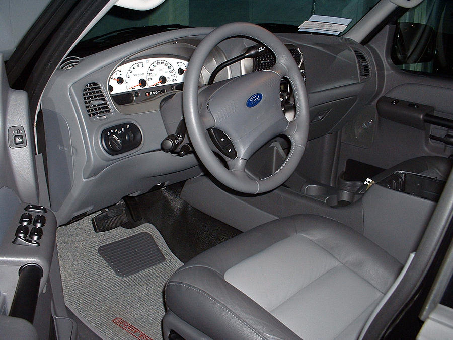 File:2005 Ford Explorer SportTrac Adrenalin Edition interior.jpg -  Wikimedia Commons