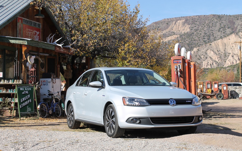 2013 Volkswagen Jetta Hybrid: The Lone Cowboy of the Hybrid World - The Car  Guide
