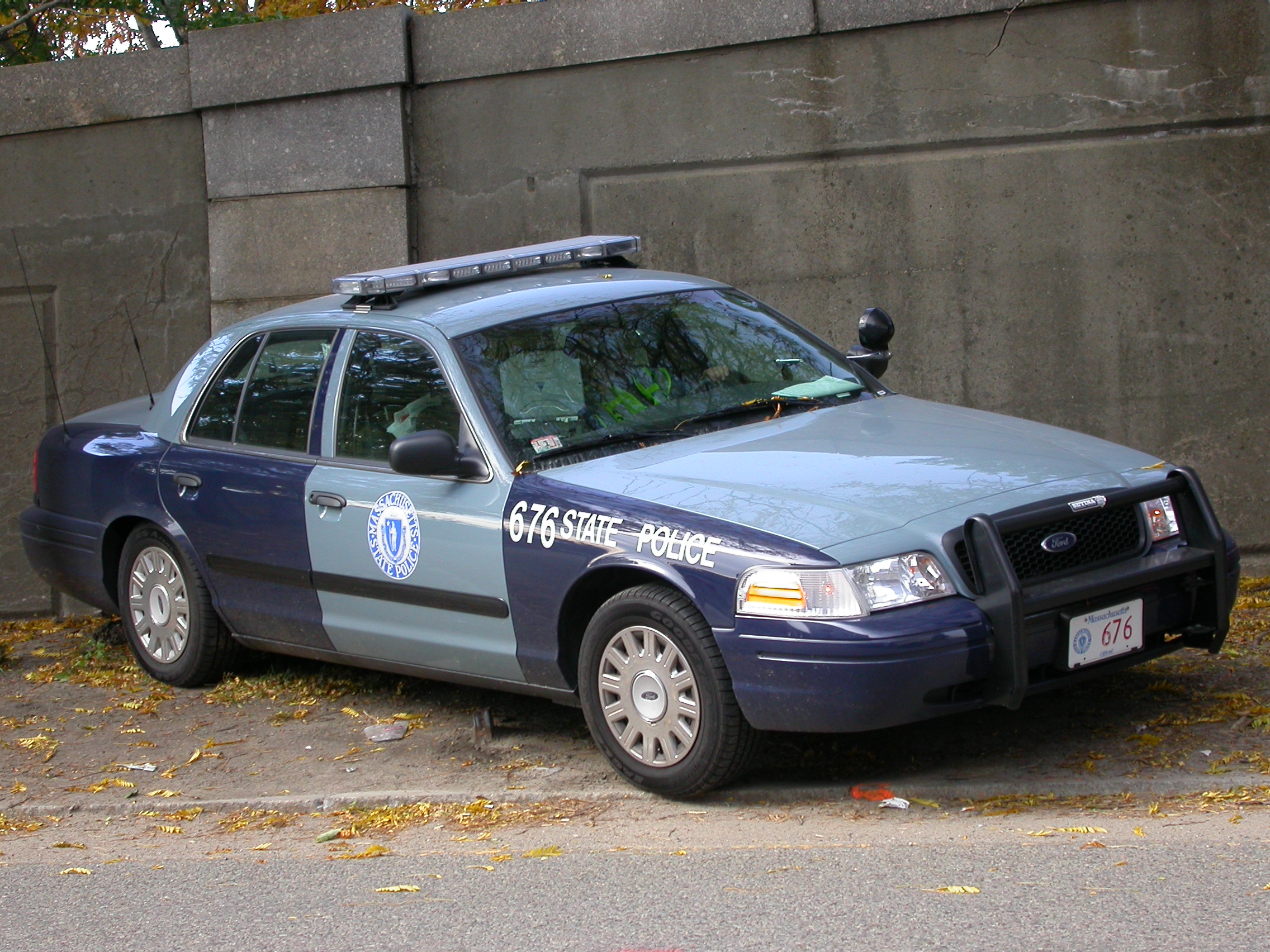 File:2005 Ford Crown Victoria Massachusetts State Police.jpg - Wikimedia  Commons