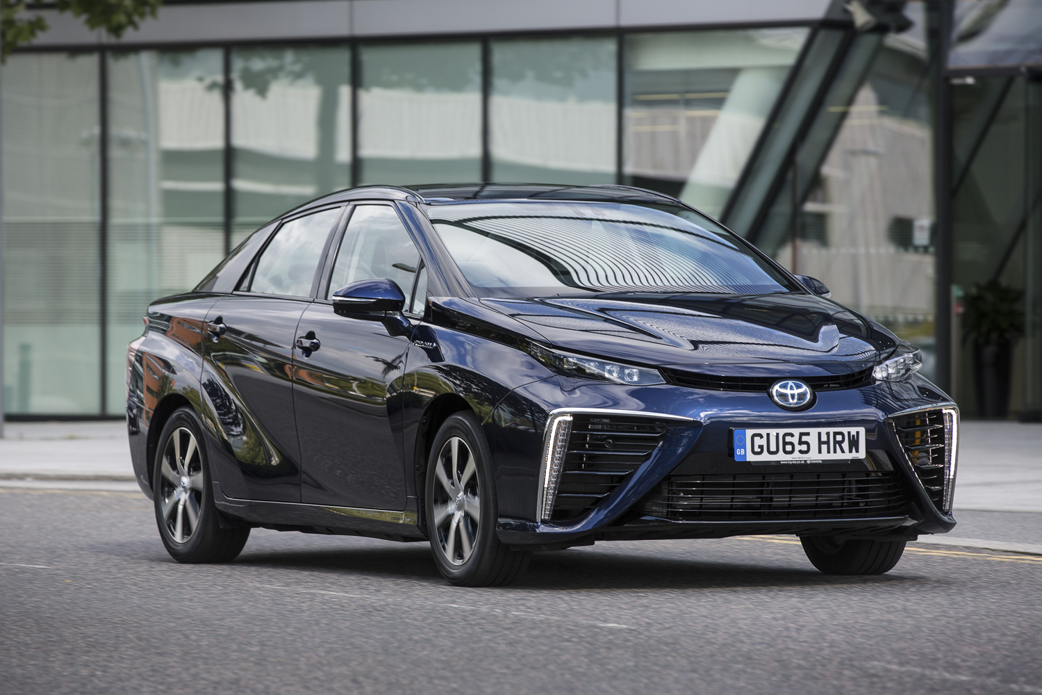 Toyota Mirai review: A futuristic, super-smooth hydrogen fuel cell car |  Ars Technica