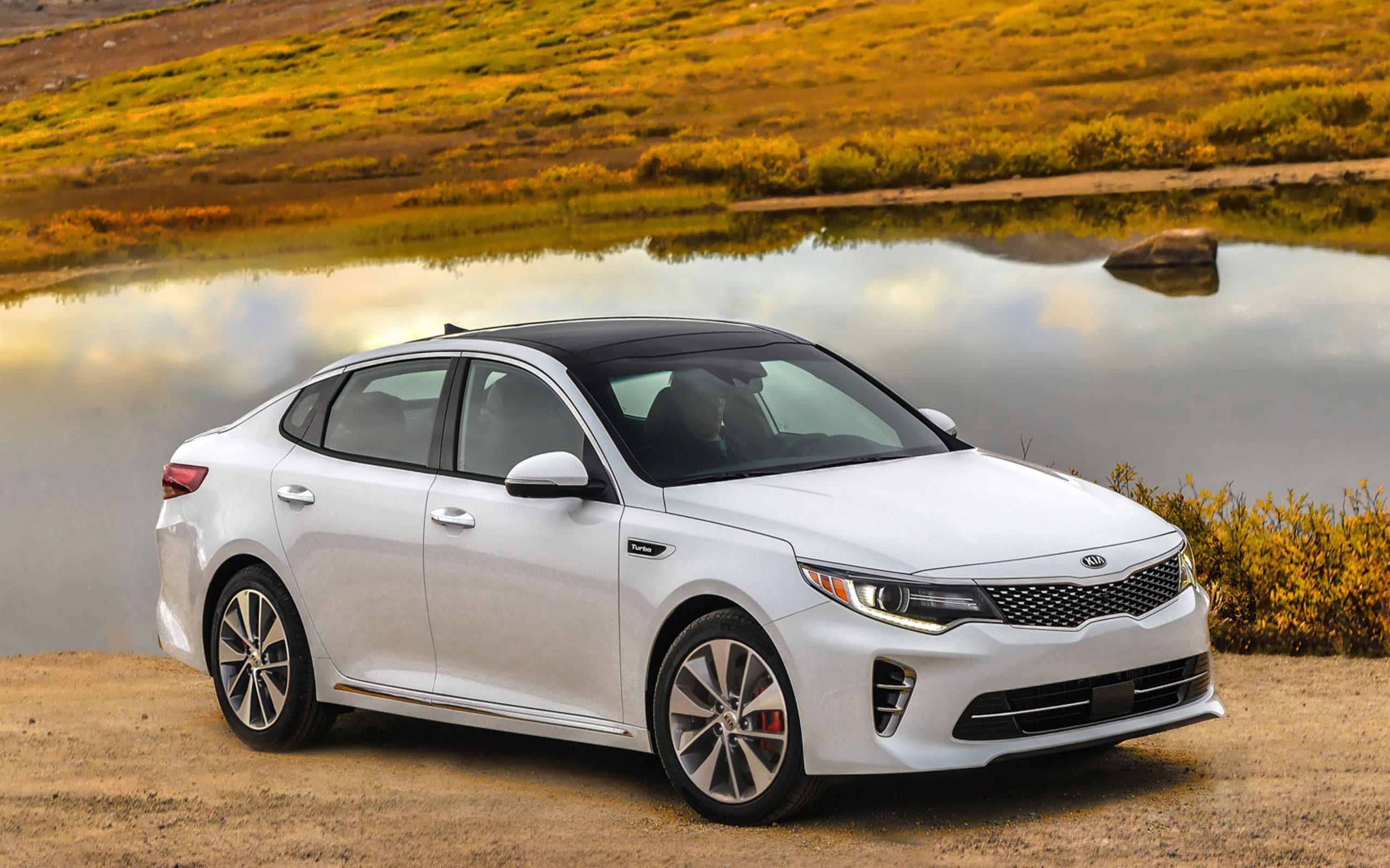 Kia Optima SX Limited essentials: Feature-rich, love-it-or-hate-it styling