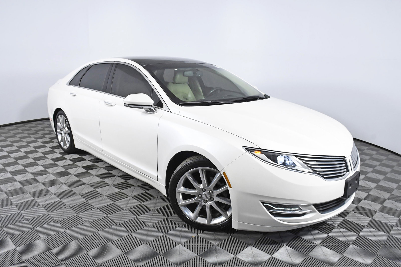 Pre-Owned 2015 Lincoln MKZ Hybrid FWD 4dr Car