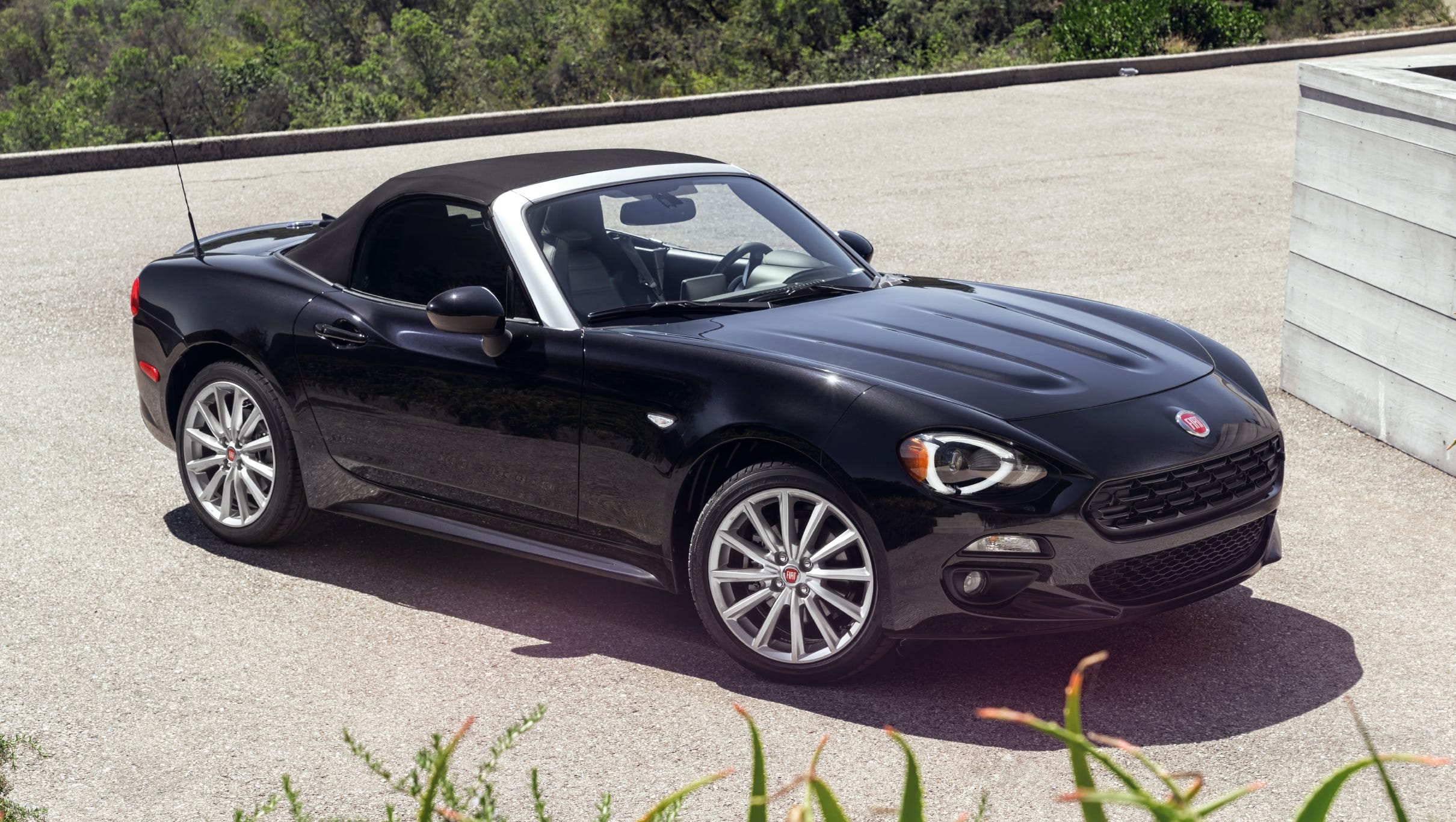 2017 Fiat 124 Spider convertible debuts at the L.A. auto show