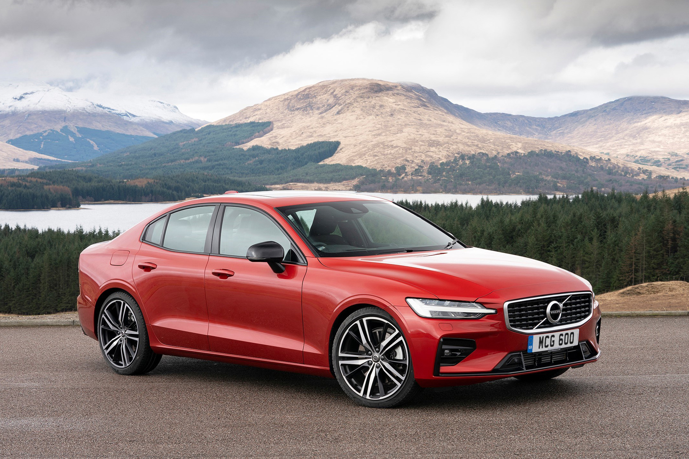 Volvo S60 T8 Twin Engine plug-in hybrid: prices and specs announced |  DrivingElectric