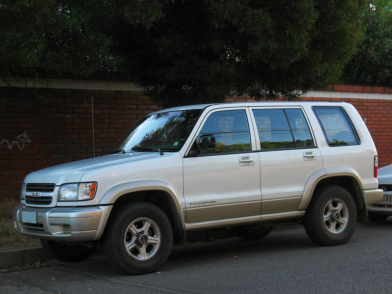 File:Isuzu Trooper 3.5 2000 (14816911670).jpg - Wikimedia Commons