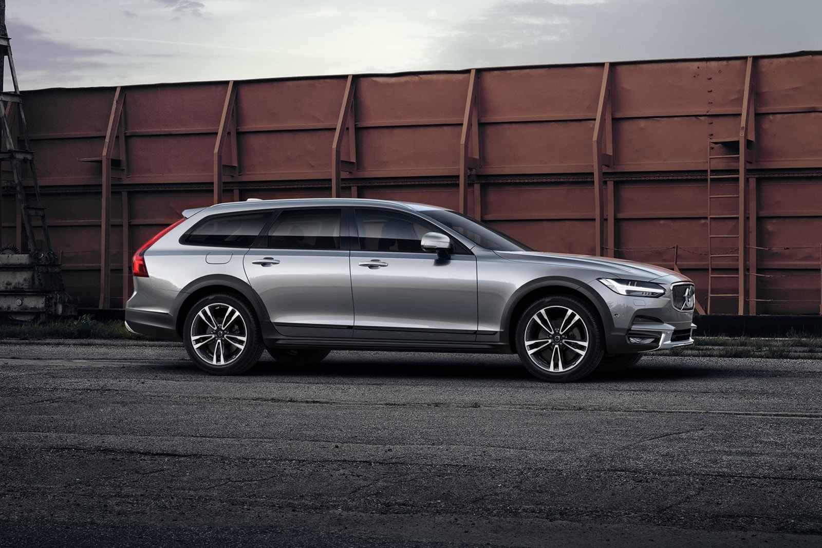 2017 Volvo V90 Cross Country Review & Ratings | Edmunds