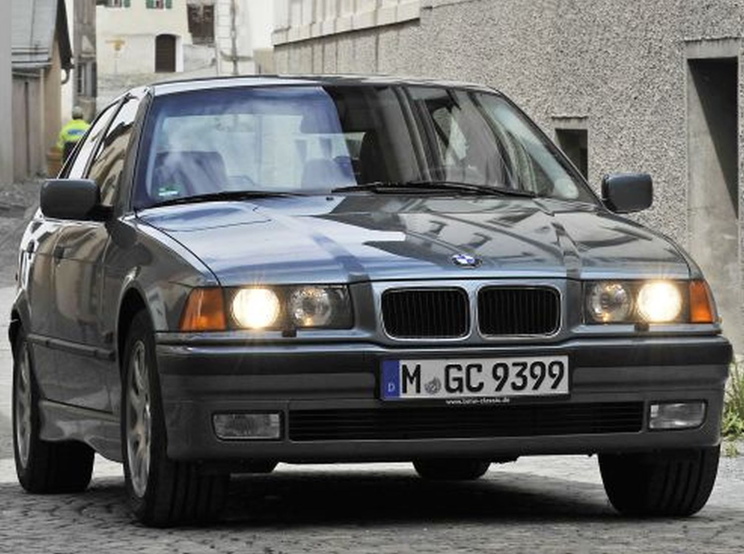 BMW 318i E36 Exclusiv Edition (1997 - 1998) specs: speed, power, carbon  dioxide emissions, fuel economy