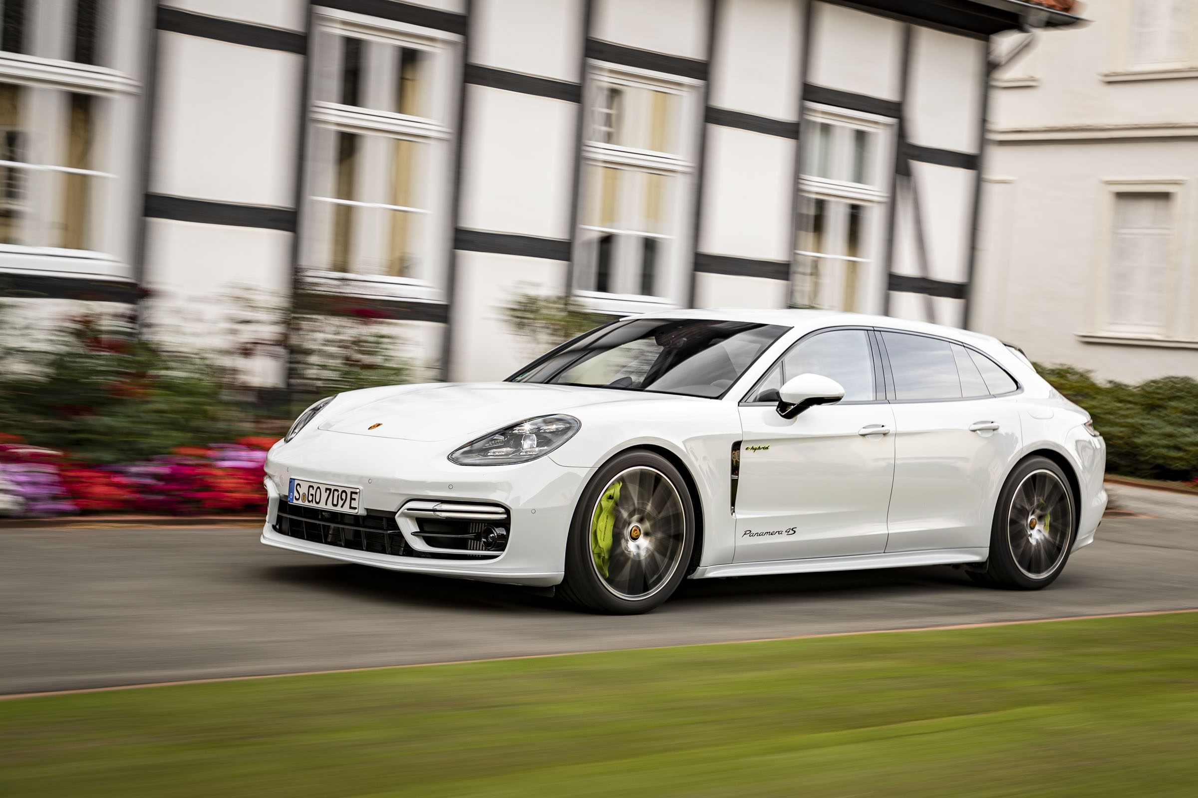 Porsche Panamera Sport Turismo hybrid review 2022 | DrivingElectric