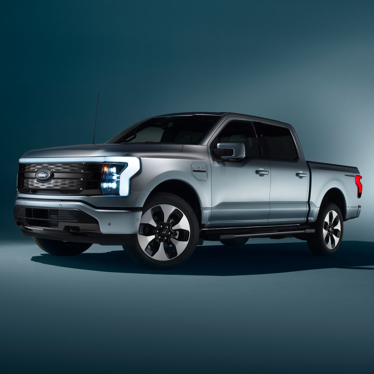 563-HP 2022 Ford F-150 Lightning Turns America's Top Seller Electric