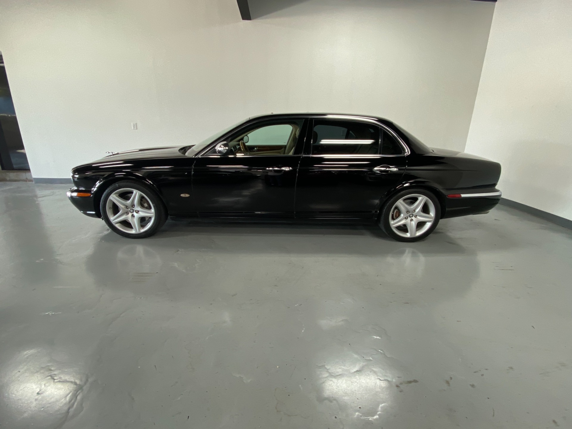 Used 2006 Ebony Jaguar XJ-Series XJL SUPER V8 Super V8 For Sale (Sold) |  Prime Motorz Stock #3434