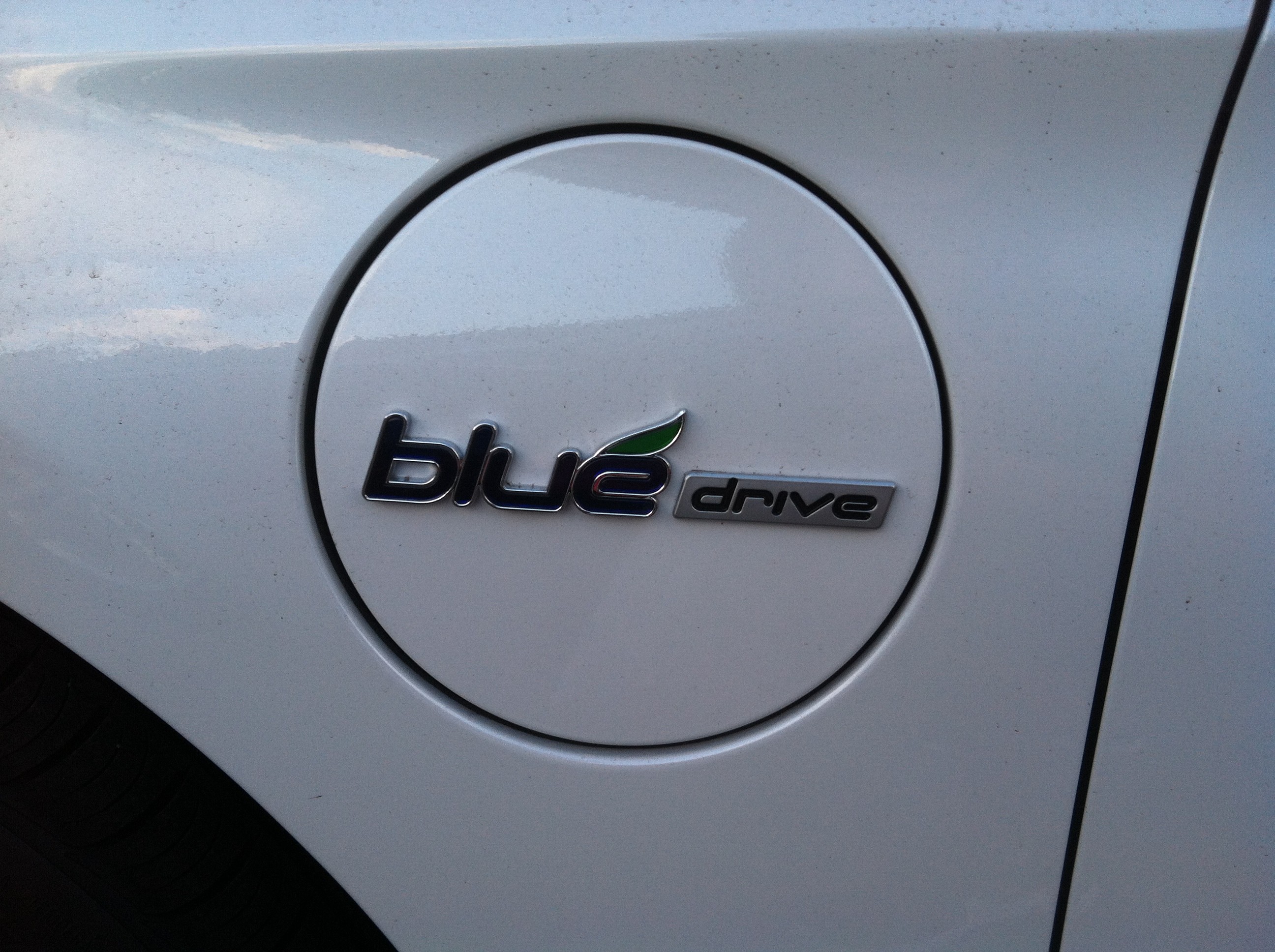 File:Hyundai Sonata 2017 Plug-In Hybrid Limited Sedan Blue Drive Badge.jpg  - Wikimedia Commons