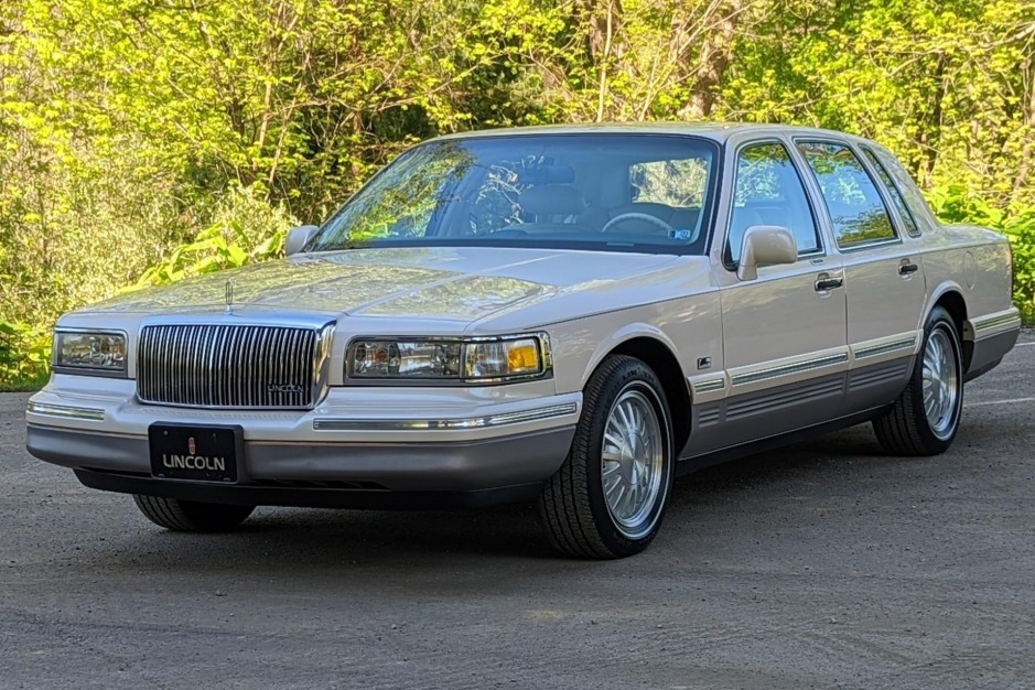 No Reserve: 47k-Mile 1995 Lincoln Town Car Spinnaker Edition for sale on  BaT Auctions - sold for $15,750 on May 29, 2022 (Lot #74,705) | Bring a  Trailer
