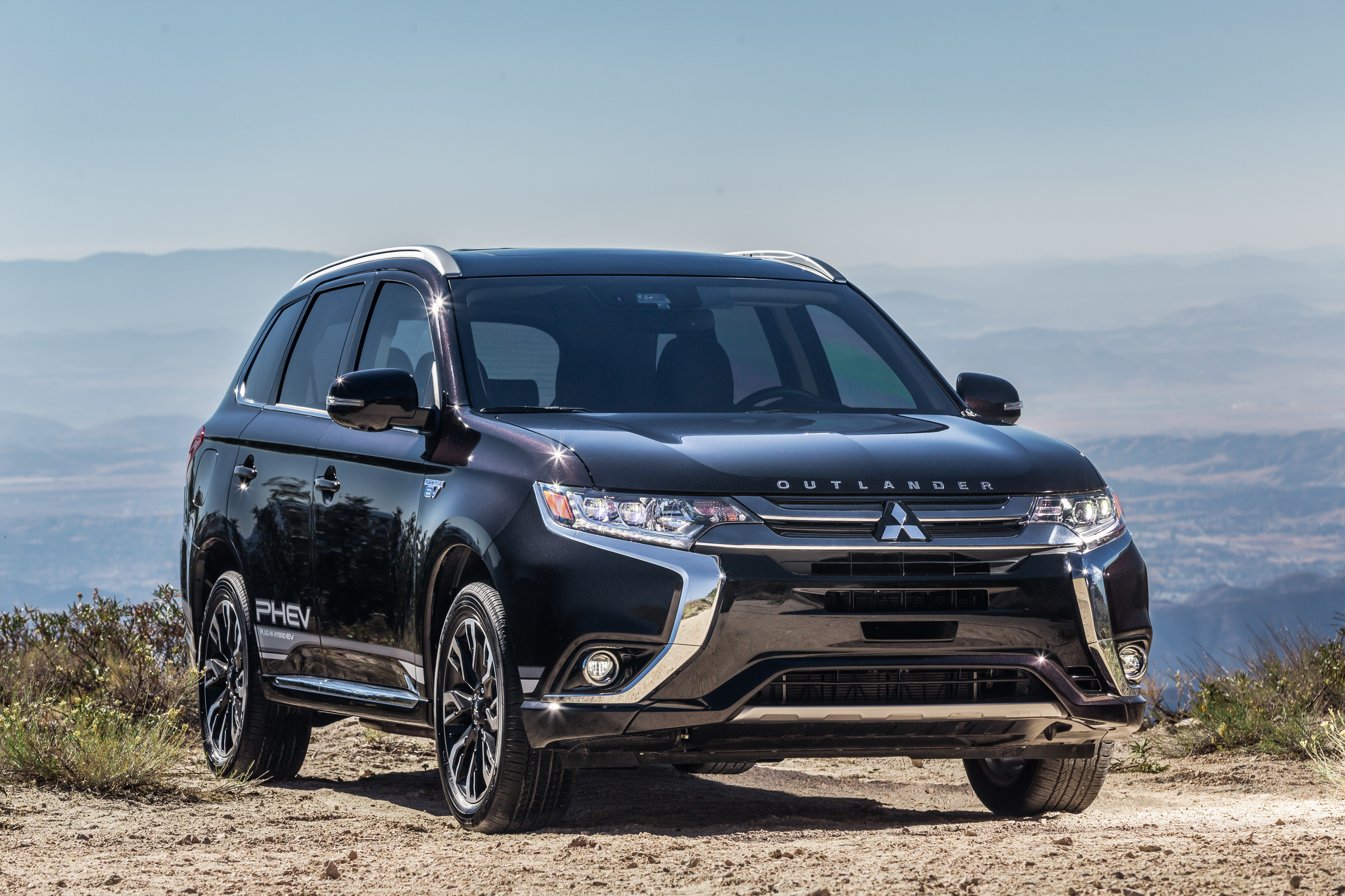Mitsubishi Outlander PHEV Named Green Car Journal's 2019 Green SUV of the  Year™ | Business Wire