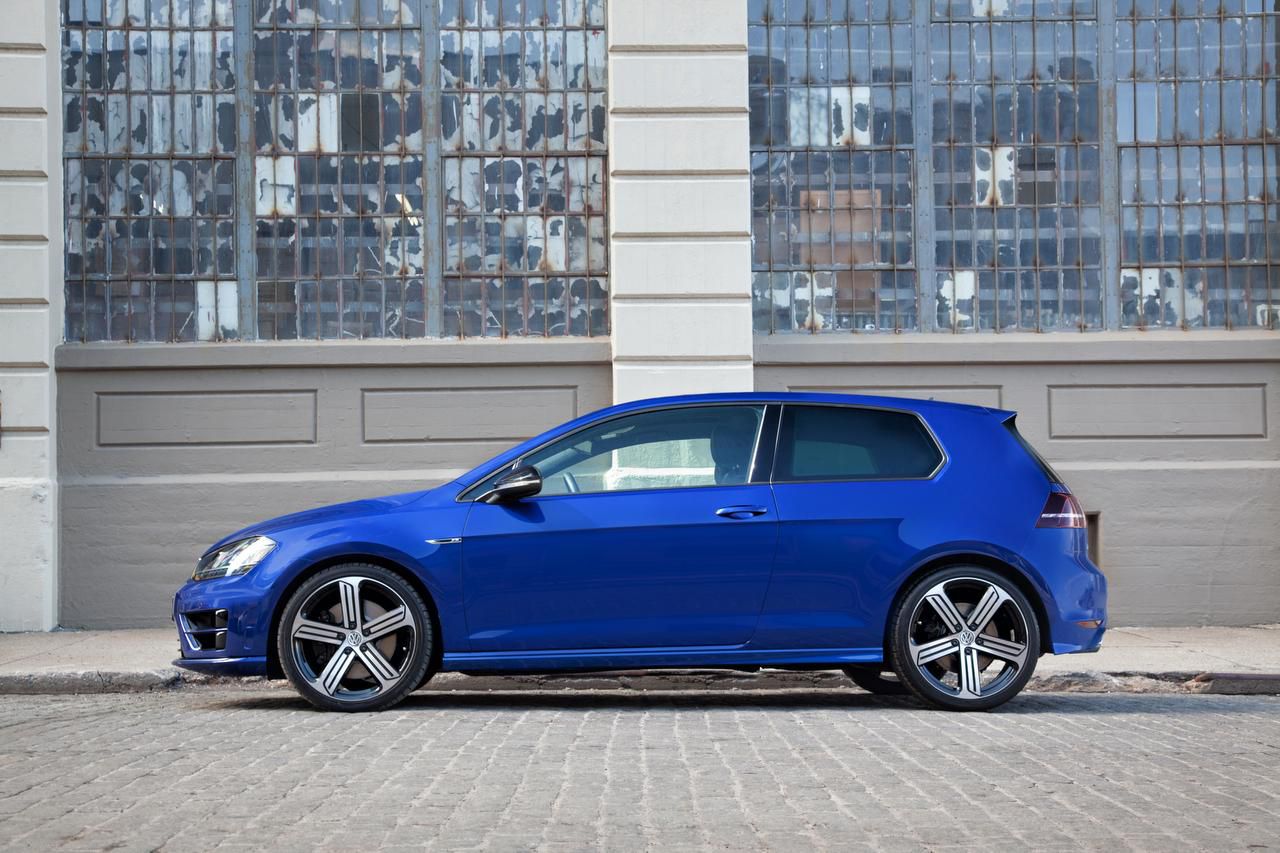 Hot 2015 Volkswagen Golf R is just a bit out of focus