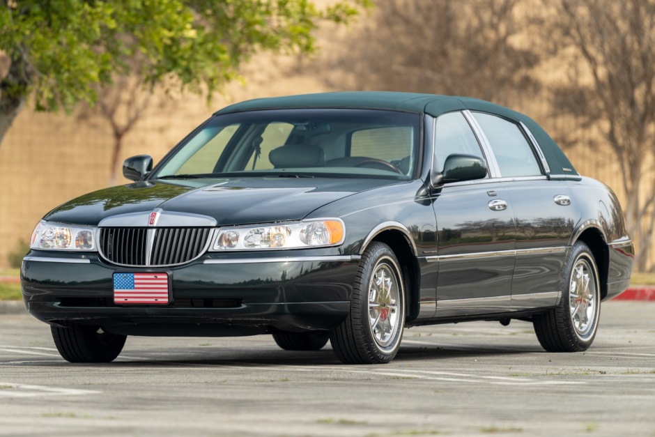 No Reserve: 14k-Mile 2002 Lincoln Town Car Signature for sale on BaT  Auctions - sold for $12,502 on March 6, 2023 (Lot #100,171) | Bring a  Trailer