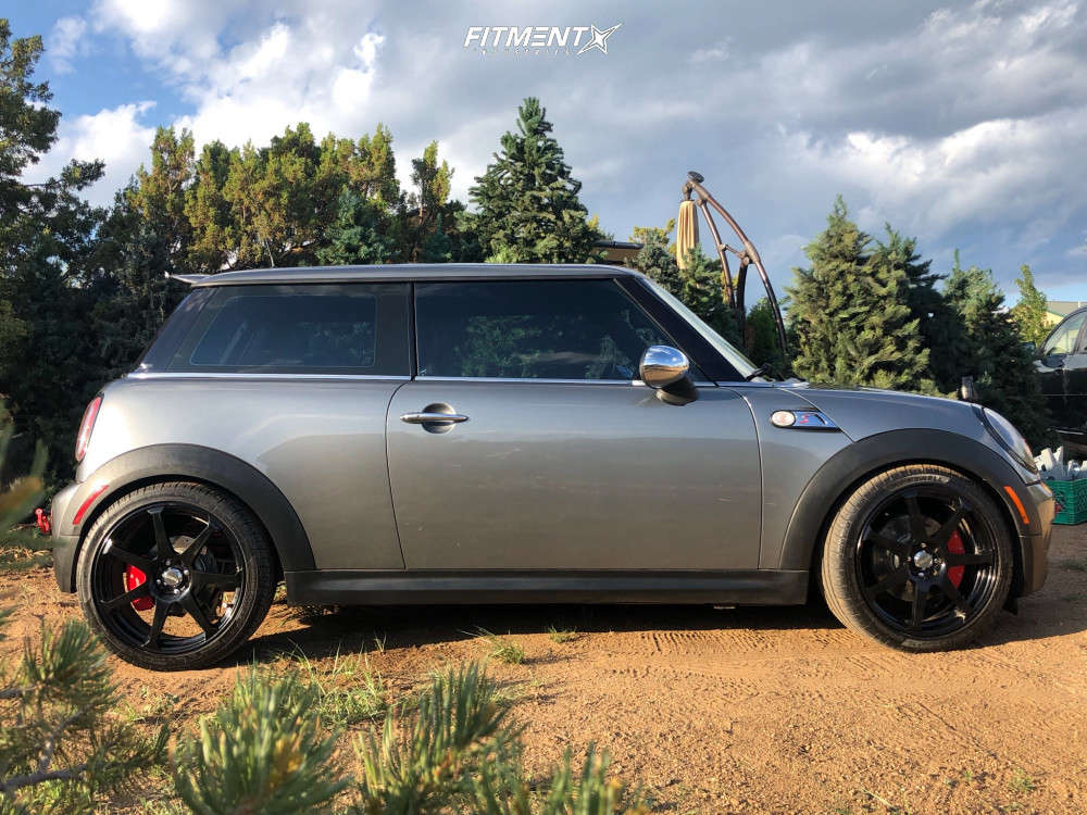 2007 Mini Cooper S with 18x7.5 Drag Dr33 and Primewell 225x40 on Stock  Suspension | 1796195 | Fitment Industries